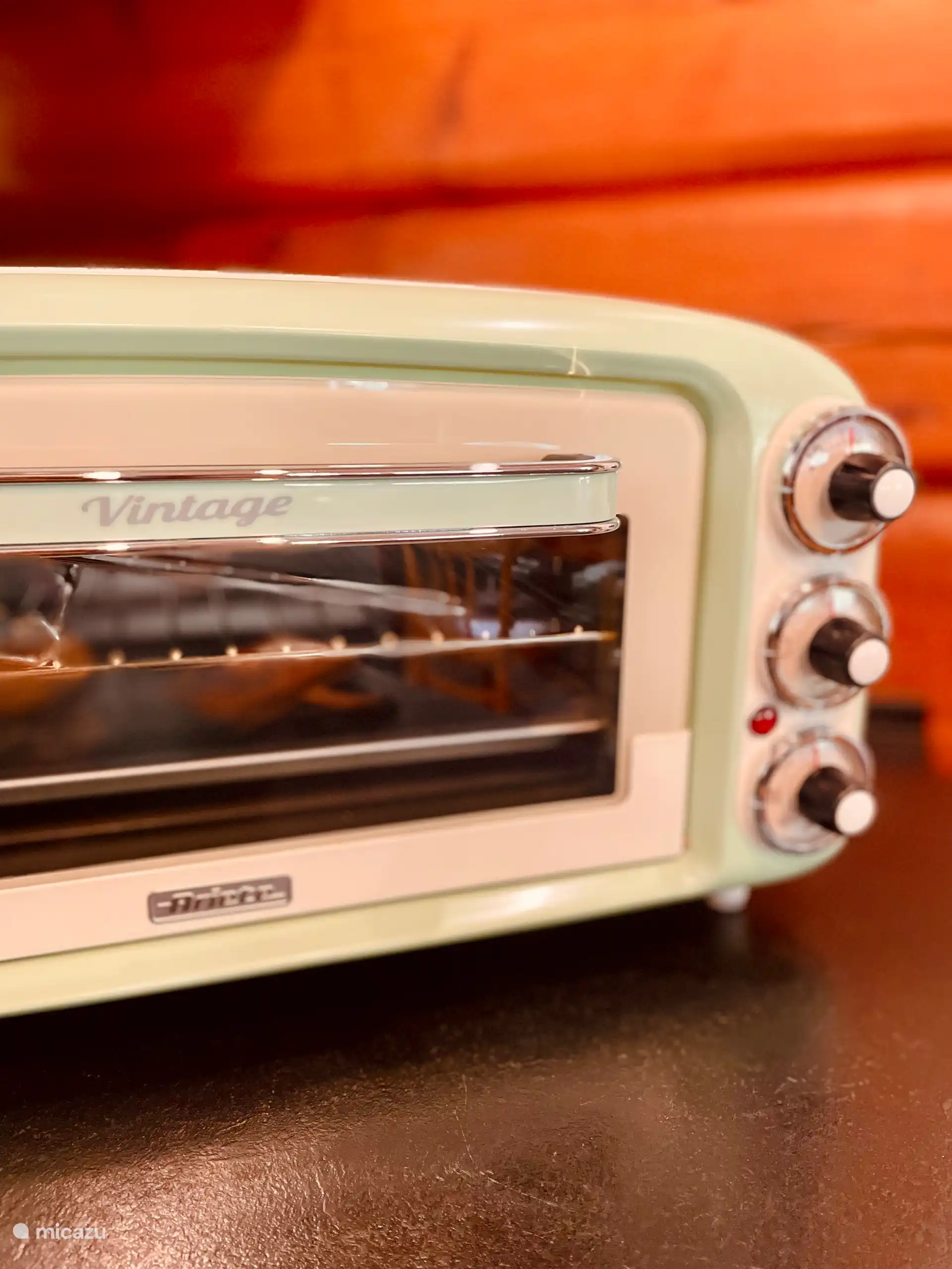 broodjes en croissantjes afbakken in dit schattige retro oventje is toch een feest!