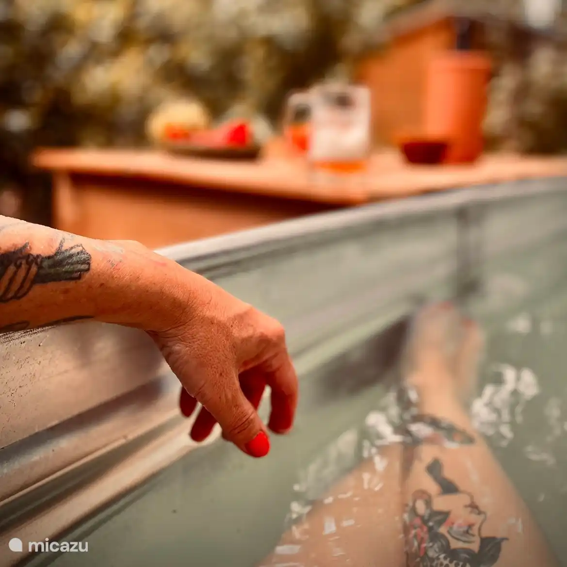 relaxen in de houtgestookte hottub