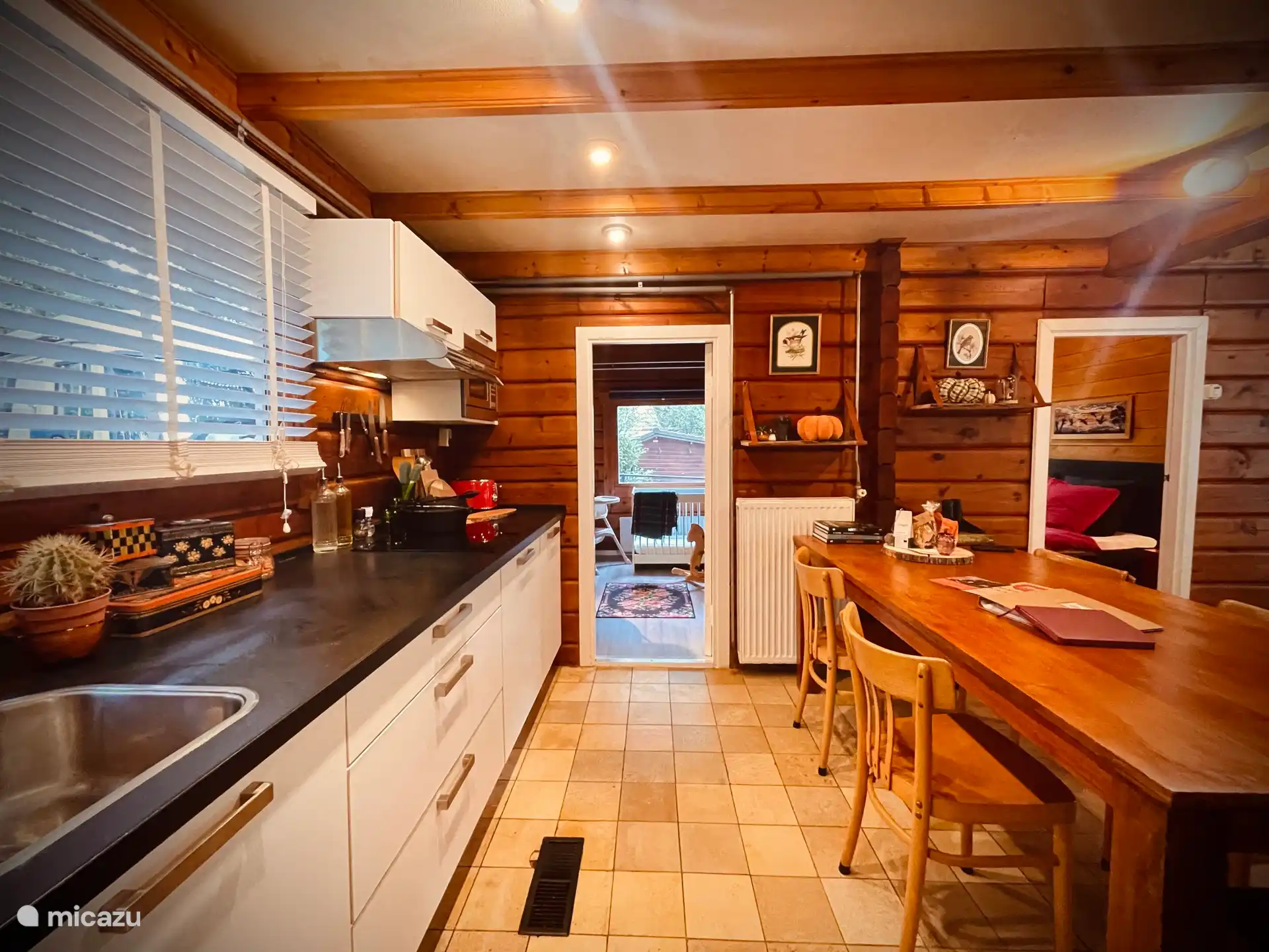 Die voll ausgestattete Küche des Boshuisje de Boskeet verfügt über einen großen Esstisch. Ideal für ein ausgiebiges Abendessen, einen Spieleabend oder sogar eine Workation.