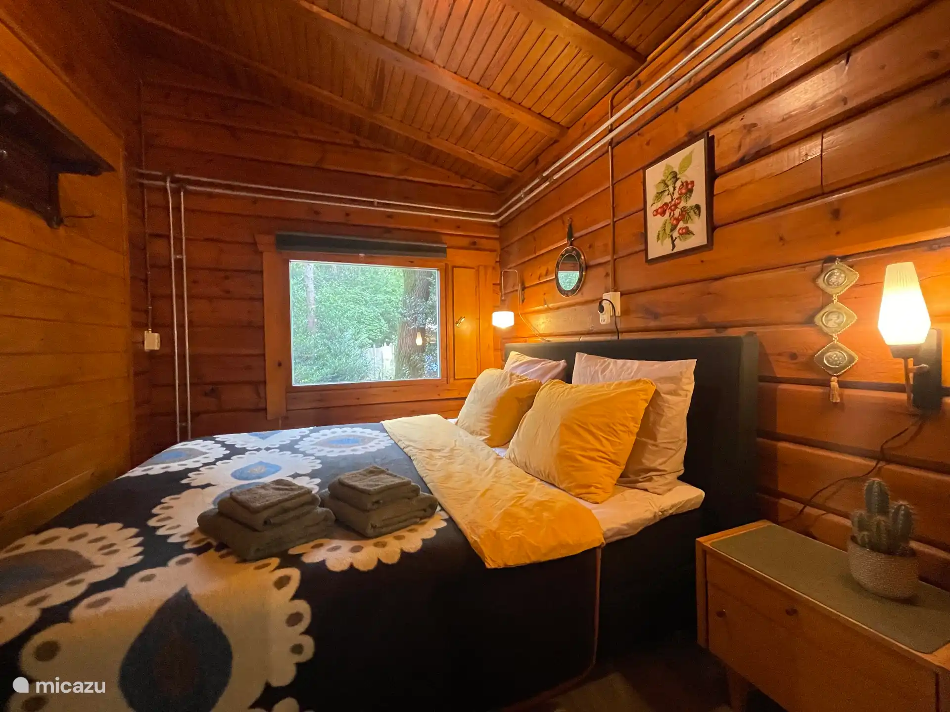 Das 2. Schlafzimmer mit einem schönen Doppelbett und Kissen in verschiedenen Dicken, damit Sie wählen können, welches Ihnen am besten gefällt