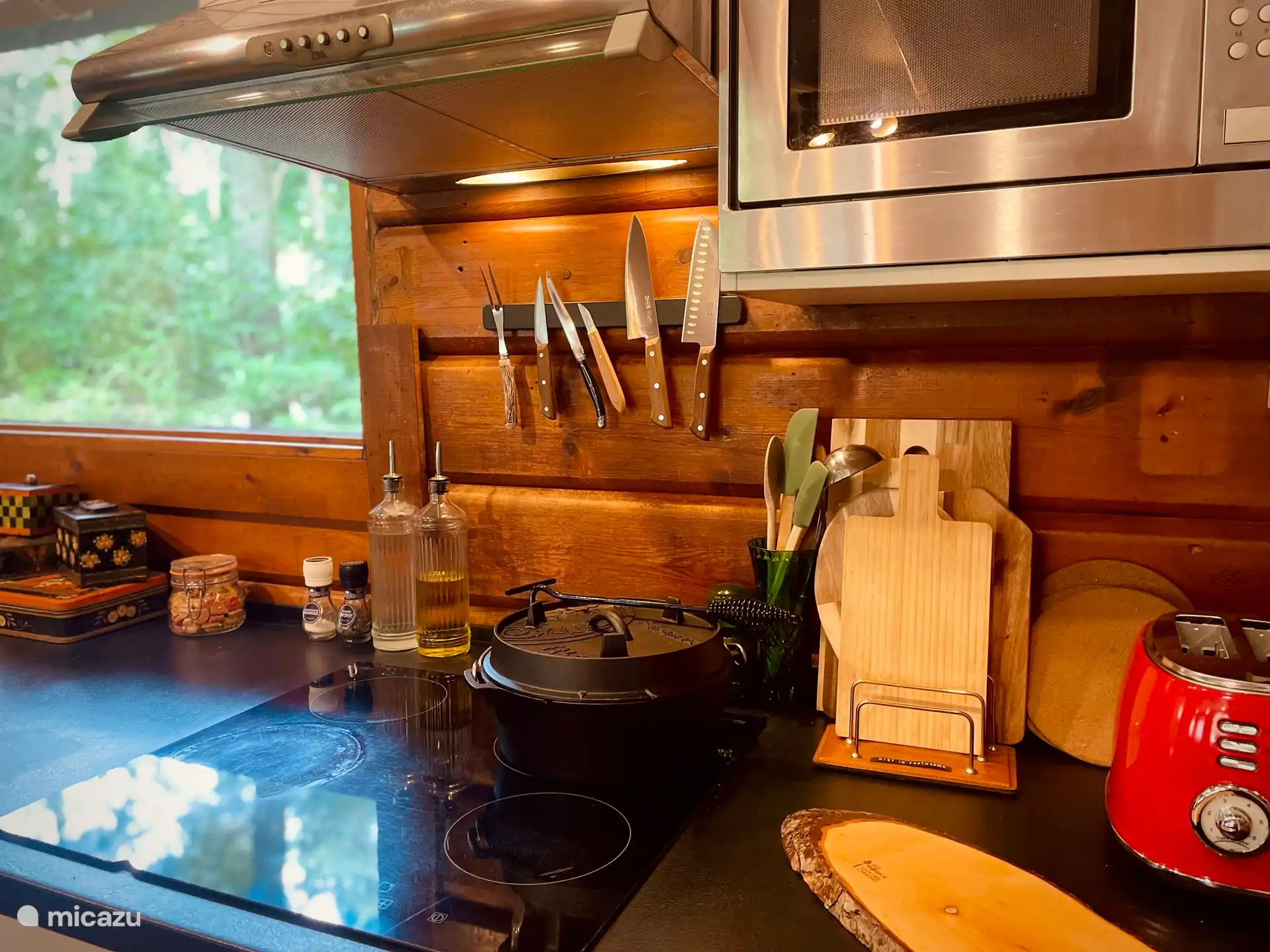 Die Küche ist praktisch mit einem Elektroherd und scharfen Messern ausgestattet. Grundnahrungsmittel wie Öl, Essig, Salz und Pfeffer werden zur Verfügung gestellt.