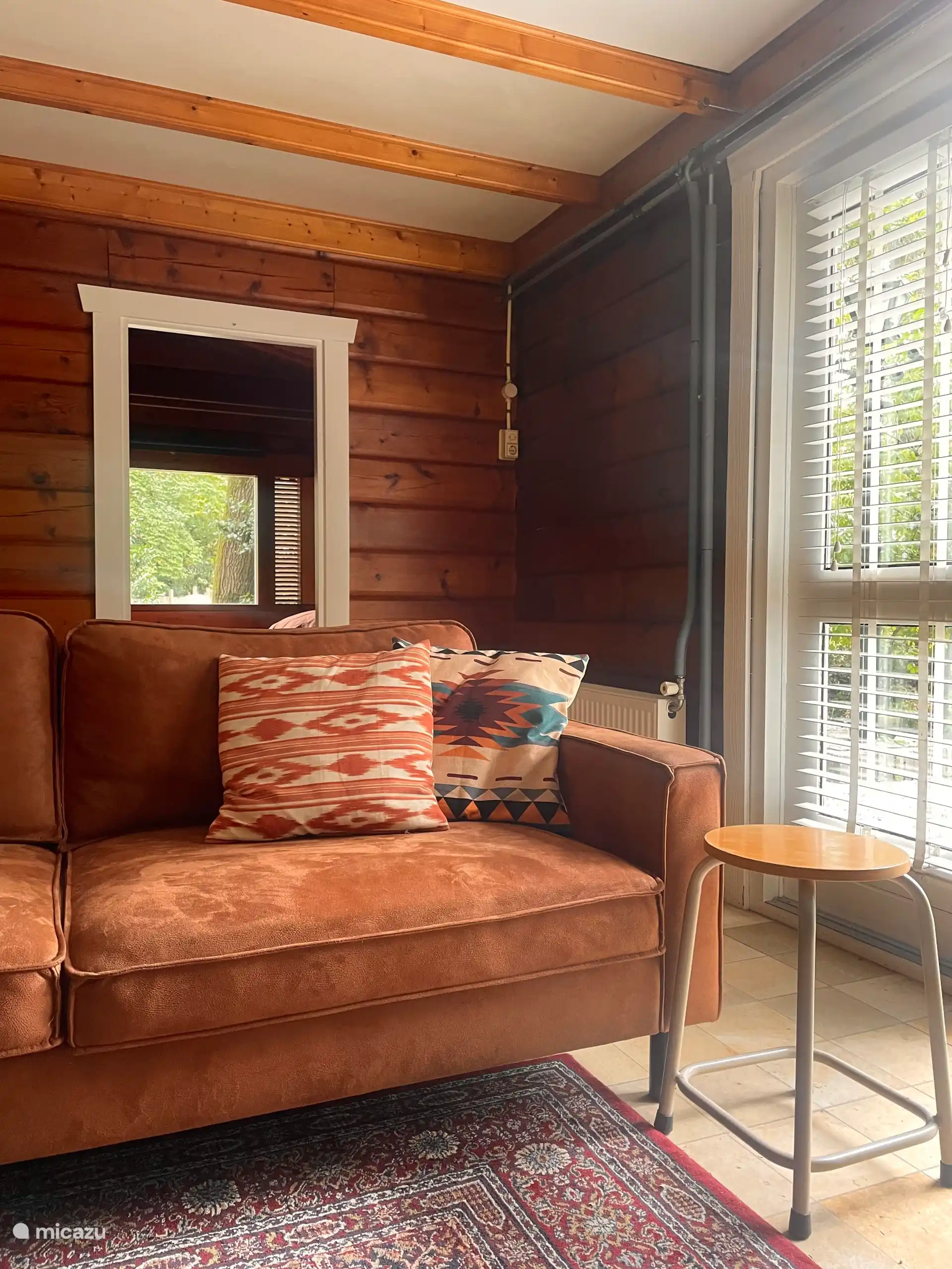 Es gibt 2 geräumige Sofas, auf denen Sie abends abhängen oder unter einer Decke liegen, mit Ihrer Firma plaudern oder einen schönen Film auf Netflix ansehen können.