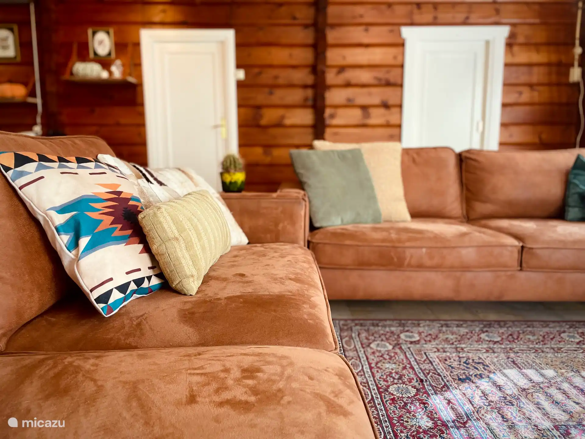 Im Wohnzimmer finden Sie zwei schöne Sofas und Terrassentüren zum Garten.