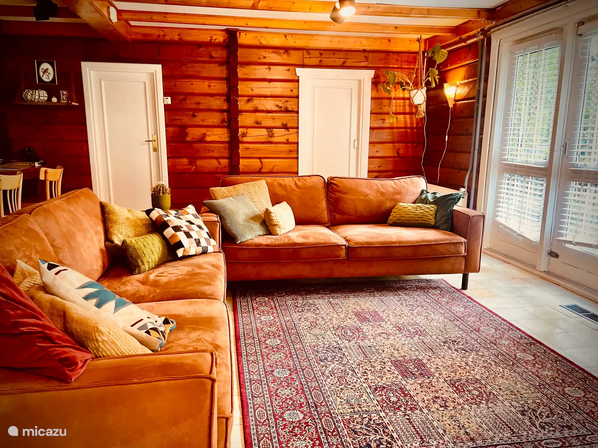 Im Wohnzimmer finden Sie zwei schöne Sofas und Terrassentüren zum Garten.