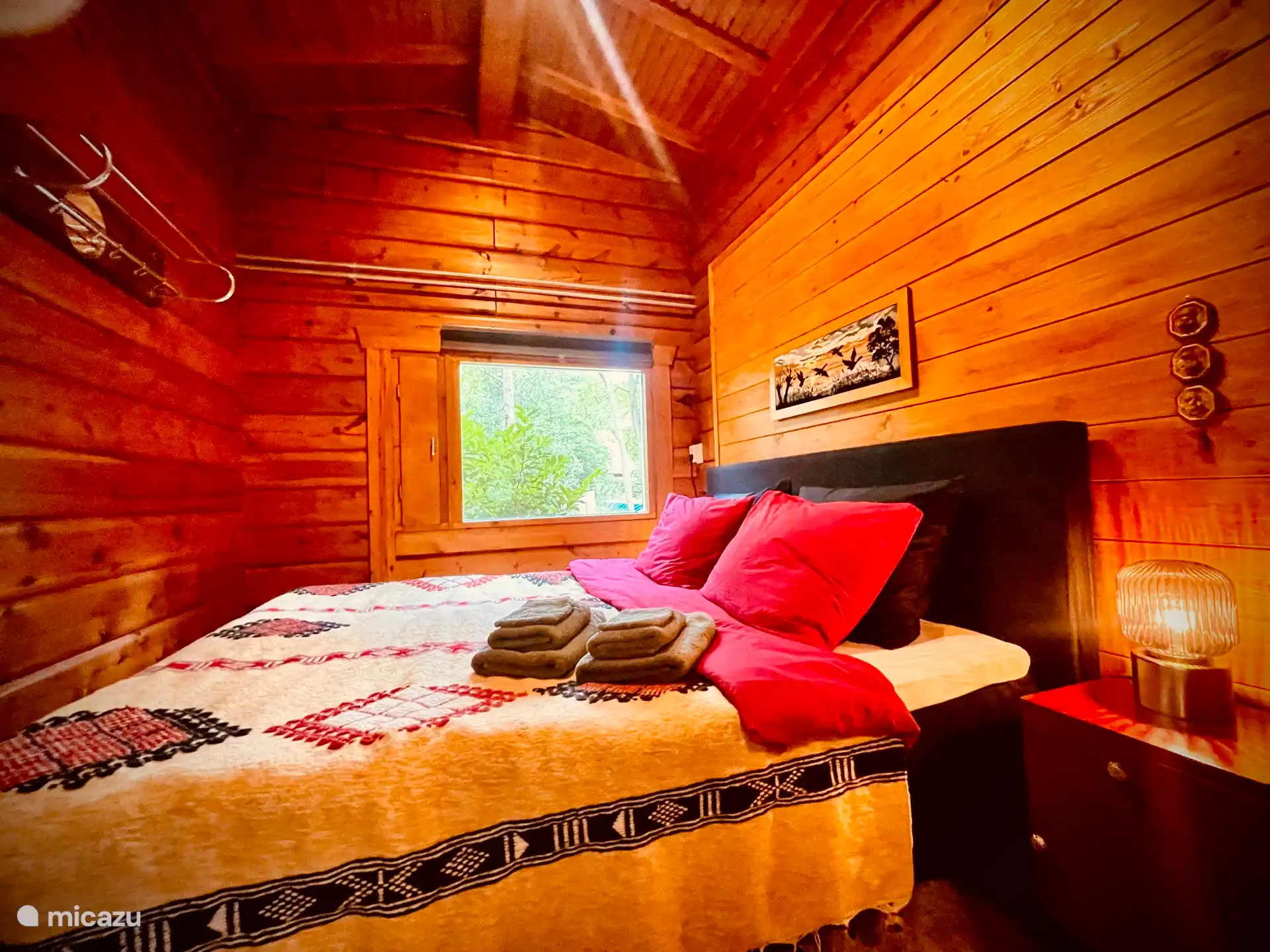 Schöne Betten für einen erholsamen Schlaf, mit unterschiedlich dicken Kissen, so dass Sie wählen können, welches Ihnen gefällt. Schlafzimmer mit einer warmen, gemütlichen und intimen Atmosphäre. 