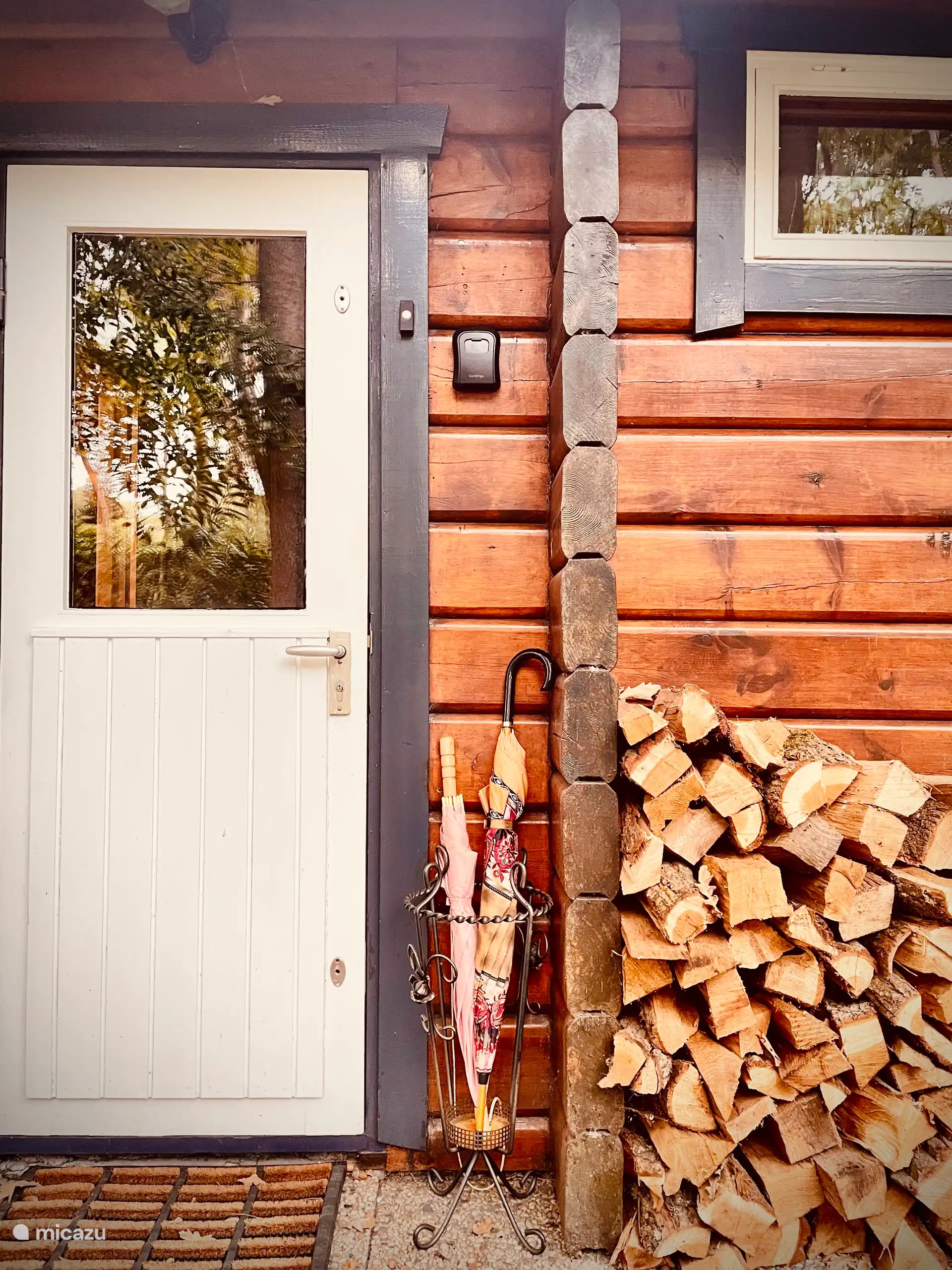Regen? Kein Problem, Regenschirme warten im Boskeet auf Sie...