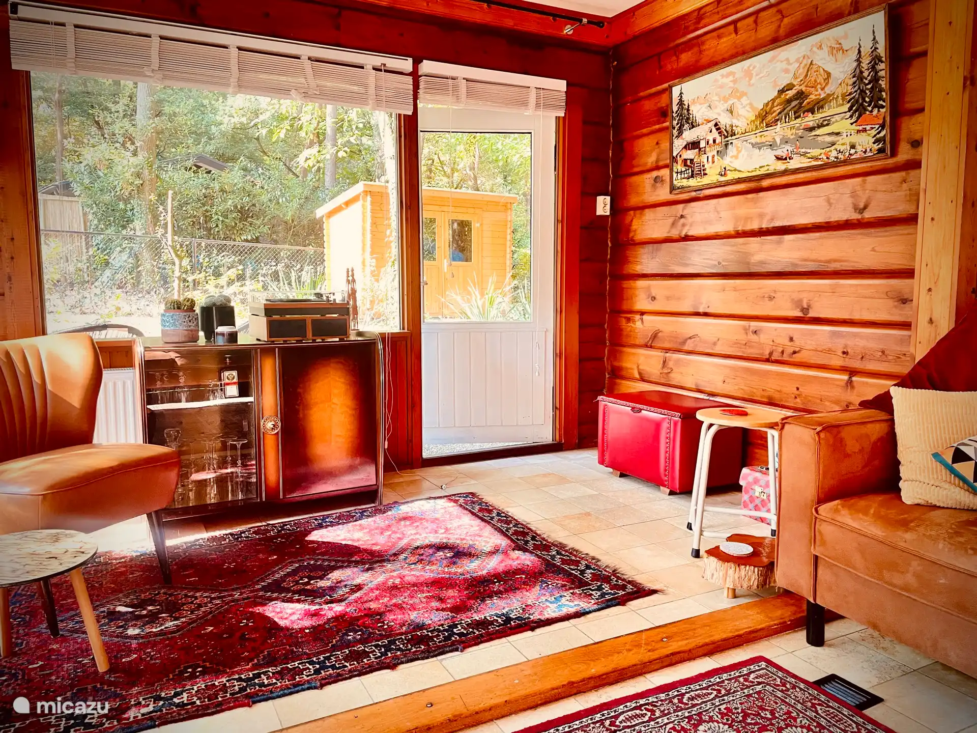 Im Wohnzimmer befindet sich ein Platz, an dem sich ein Bluetooth-Plattenspieler befindet. Hier können Sie sowohl die Bilder, die auf Sie warten, als auch Ihre eigene Musik von Ihrem eigenen Handy genießen. 