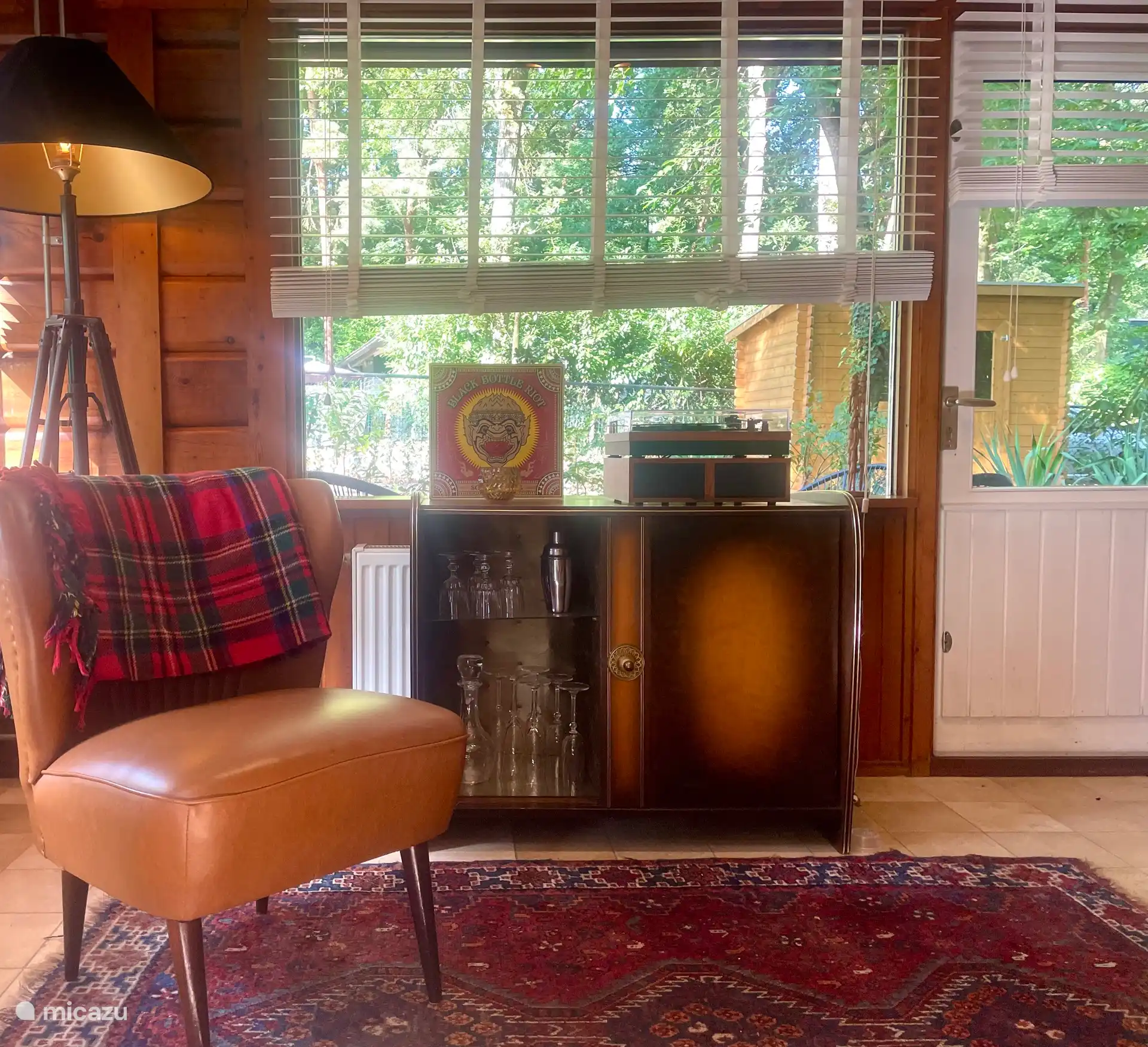 Im Wohnzimmer befindet sich ein Platz, an dem sich ein Bluetooth-Plattenspieler befindet. Hier können Sie sowohl die Bilder, die auf Sie warten, als auch Ihre eigene Musik von Ihrem eigenen Handy genießen. 