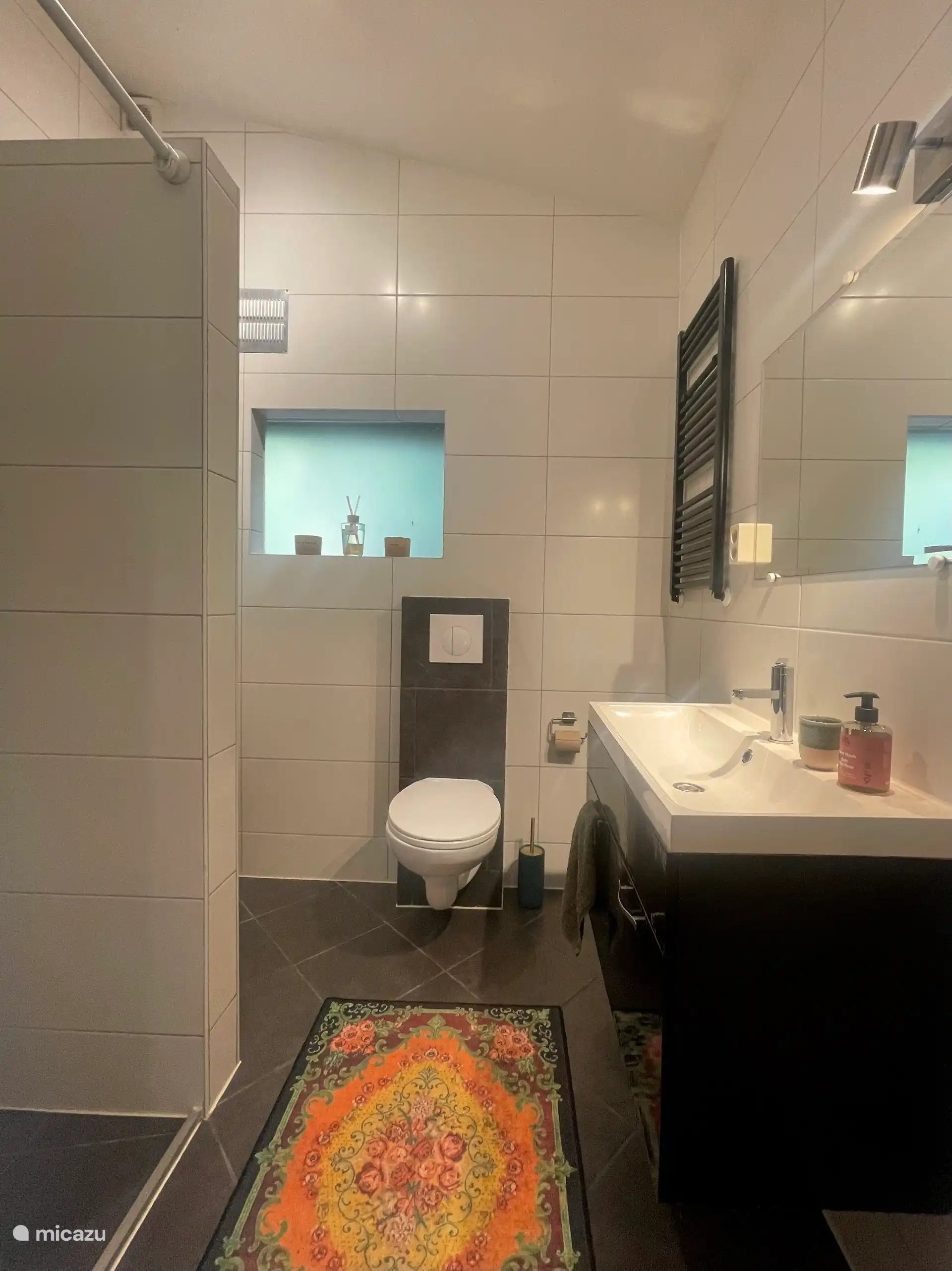 Badezimmer mit Dusche und WC. Schönes Shampoo, Conditioner und Duschgel stehen für Sie bereit. 