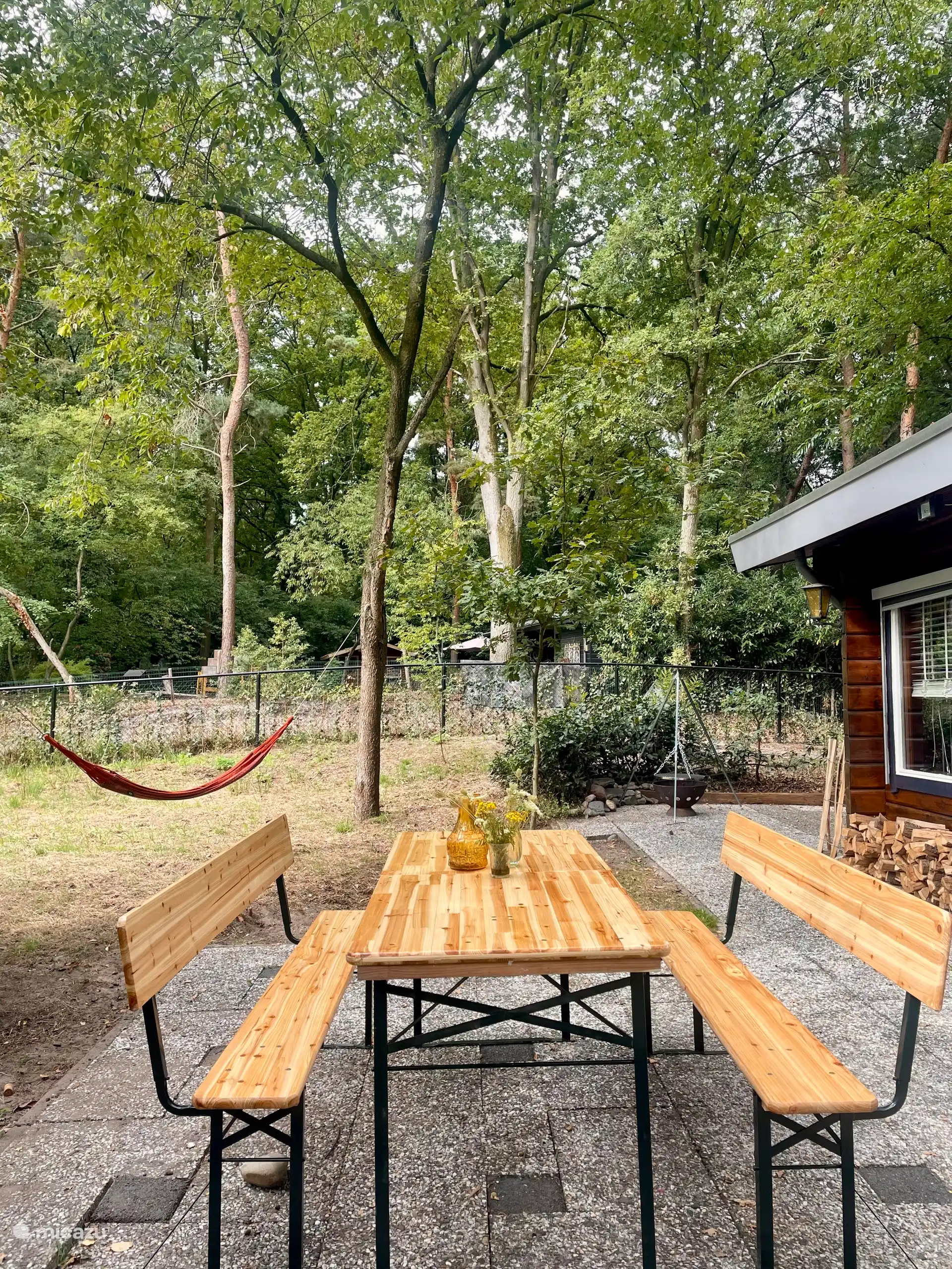 Die Terrasse mit Esstisch bietet genügend Platz für all Ihre Töpfe und Pfannen. Hier können Sie einen Abend mit gutem Essen und guter Gesellschaft genießen.