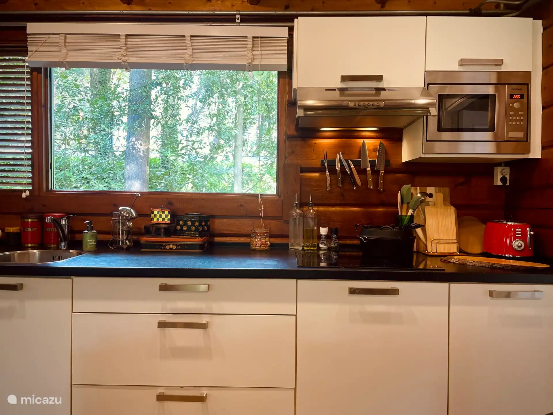 voll ausgestattete Küche mit Gartenblick