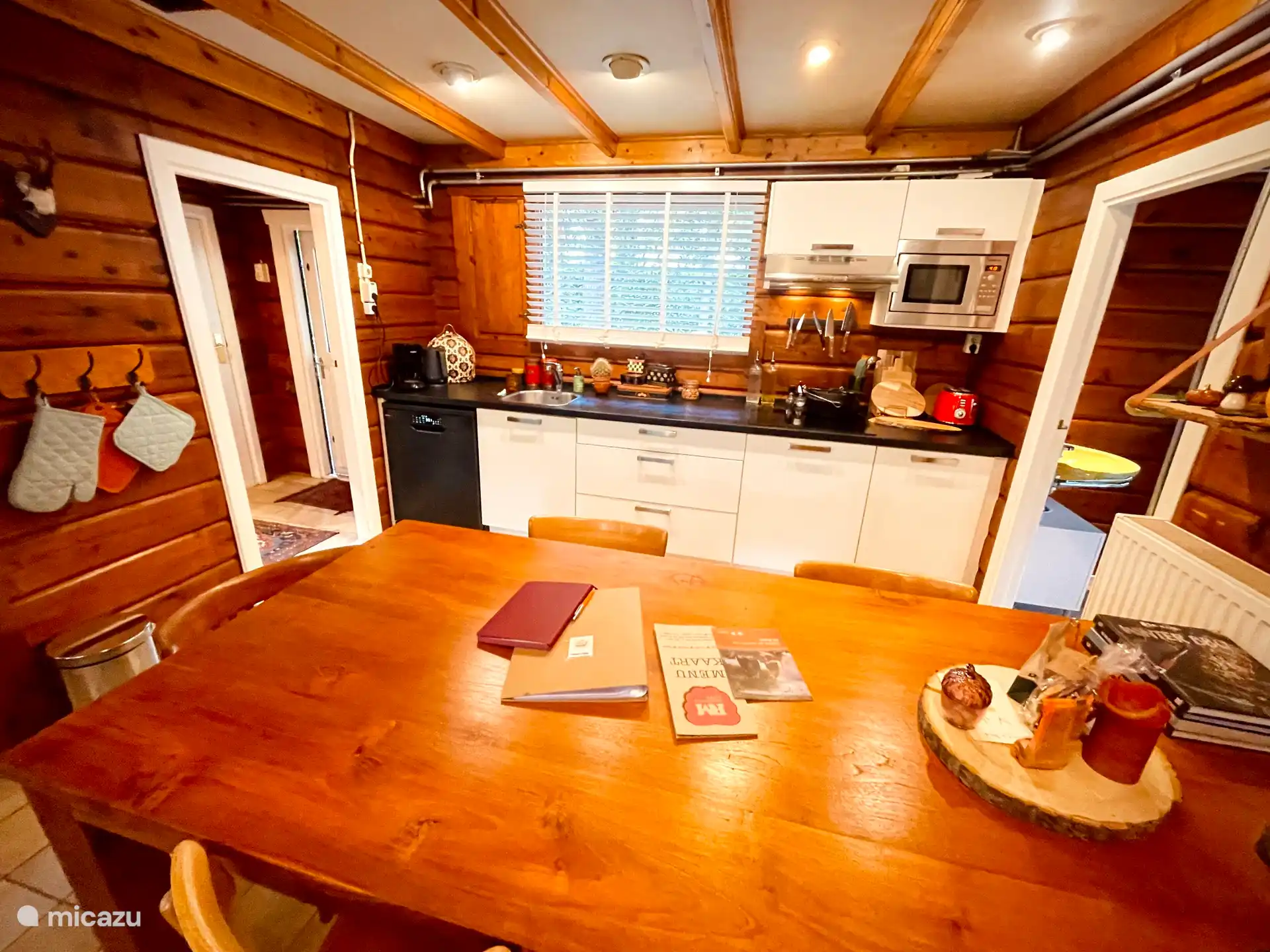 Die voll ausgestattete Küche des Boshuisje de Boskeet verfügt über einen großen Esstisch. Ideal für ein ausgiebiges Abendessen, einen Spieleabend oder sogar eine Workation.