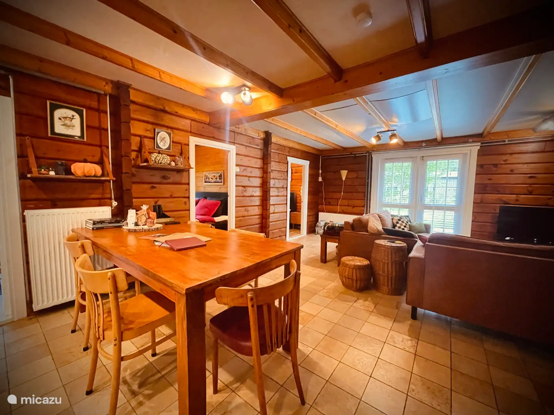 Der große Esstisch der Waldhütte mit der Sitzecke mit 2 geräumigen Sofas und TV
.