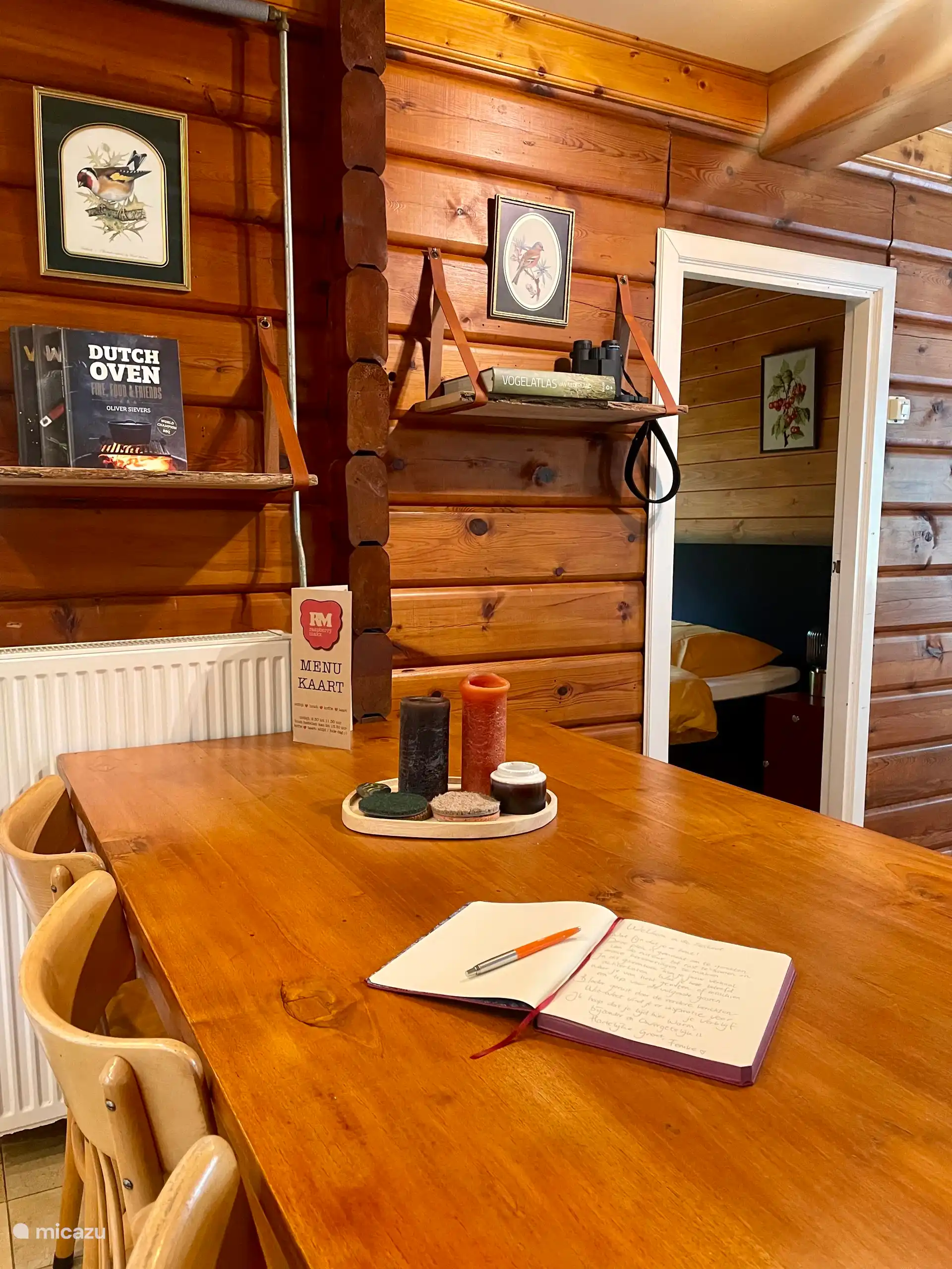 Am geräumigen Esstisch können Sie abends speisen oder Spiele spielen. Es gibt Spiele dafür. Was spielst du am liebsten?