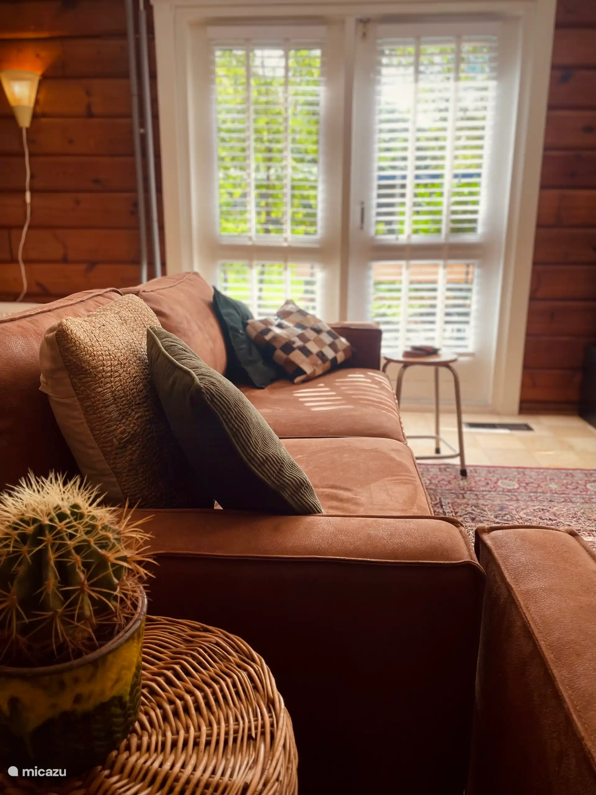 Im Wohnzimmer finden Sie zwei schöne Sofas und Terrassentüren zum Garten.