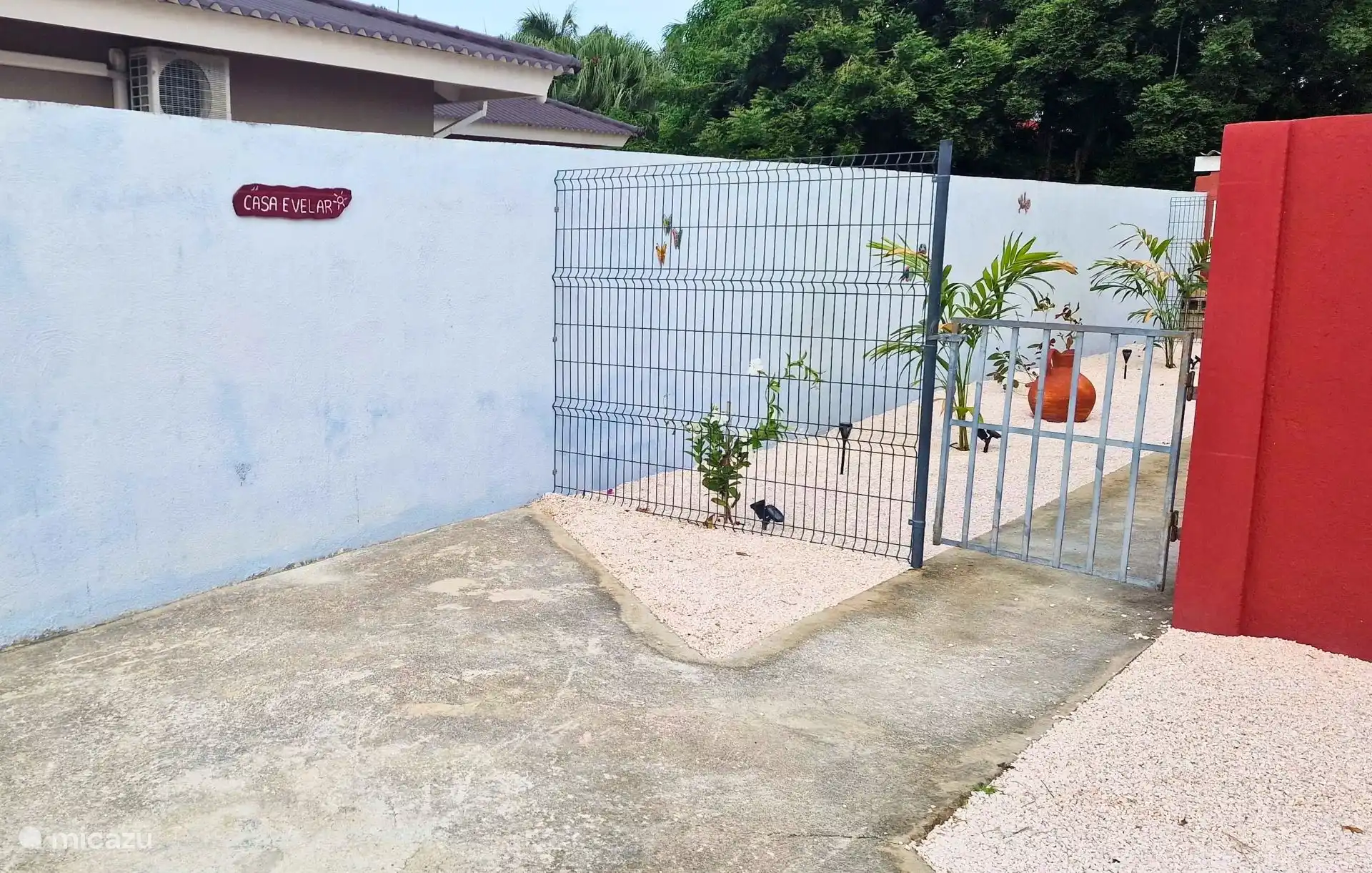 Parkplatz und Einfahrt