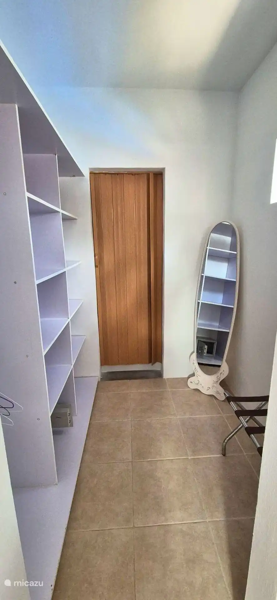 Begehbarer Kleiderschrank mit Safe