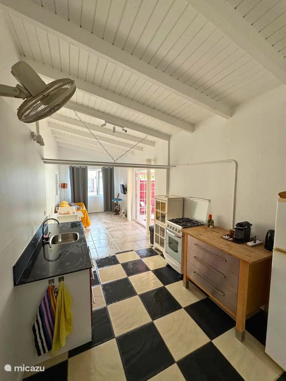 Offene Küche mit Nespresso-Maschine