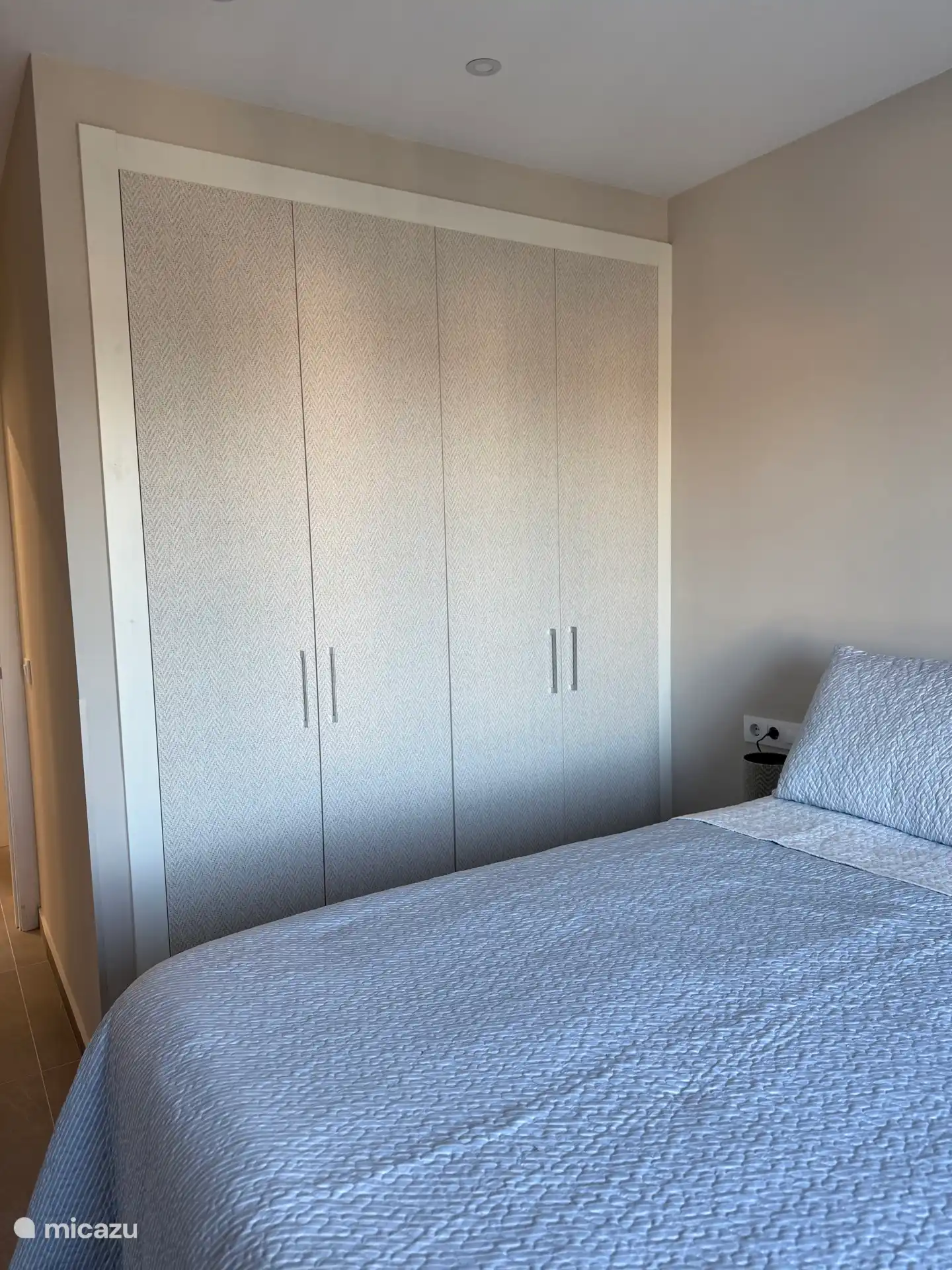 In den eingebauten Schränken gibt es viel Platz im Schrank