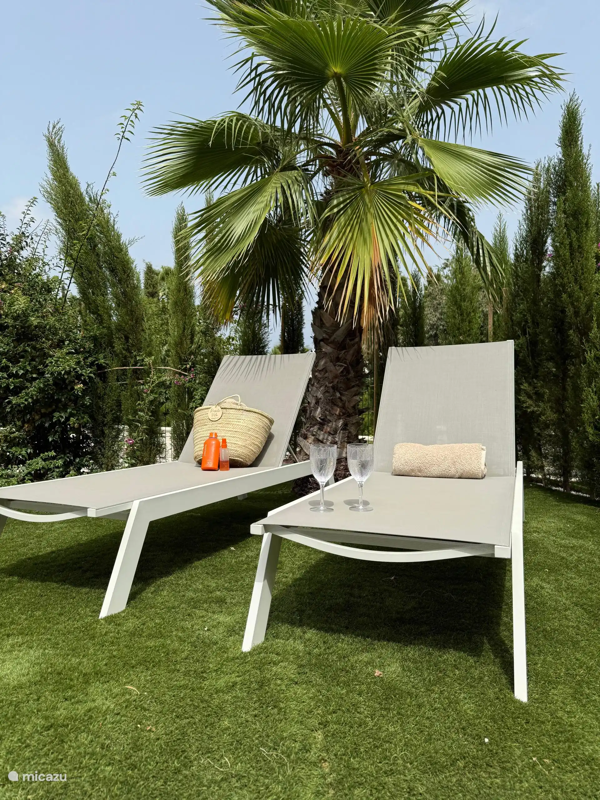 Schöne Sonnenliegen im Garten