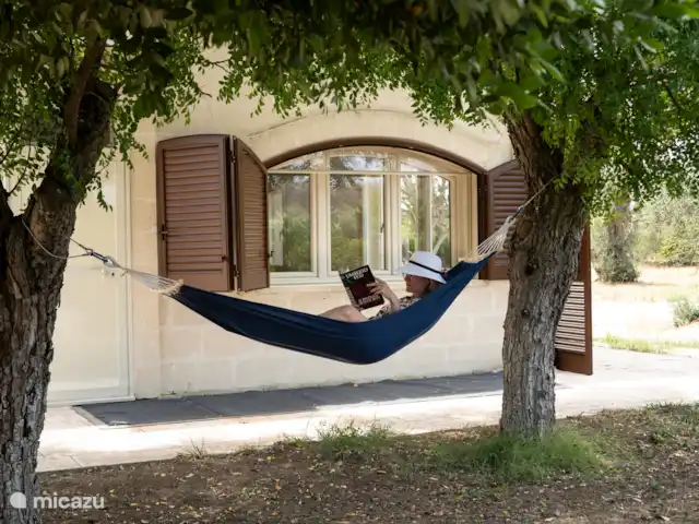 Charl Schutten | Italie, Pouilles (Puglia), Francavilla Fontana - villa Hamac dans le jardin
