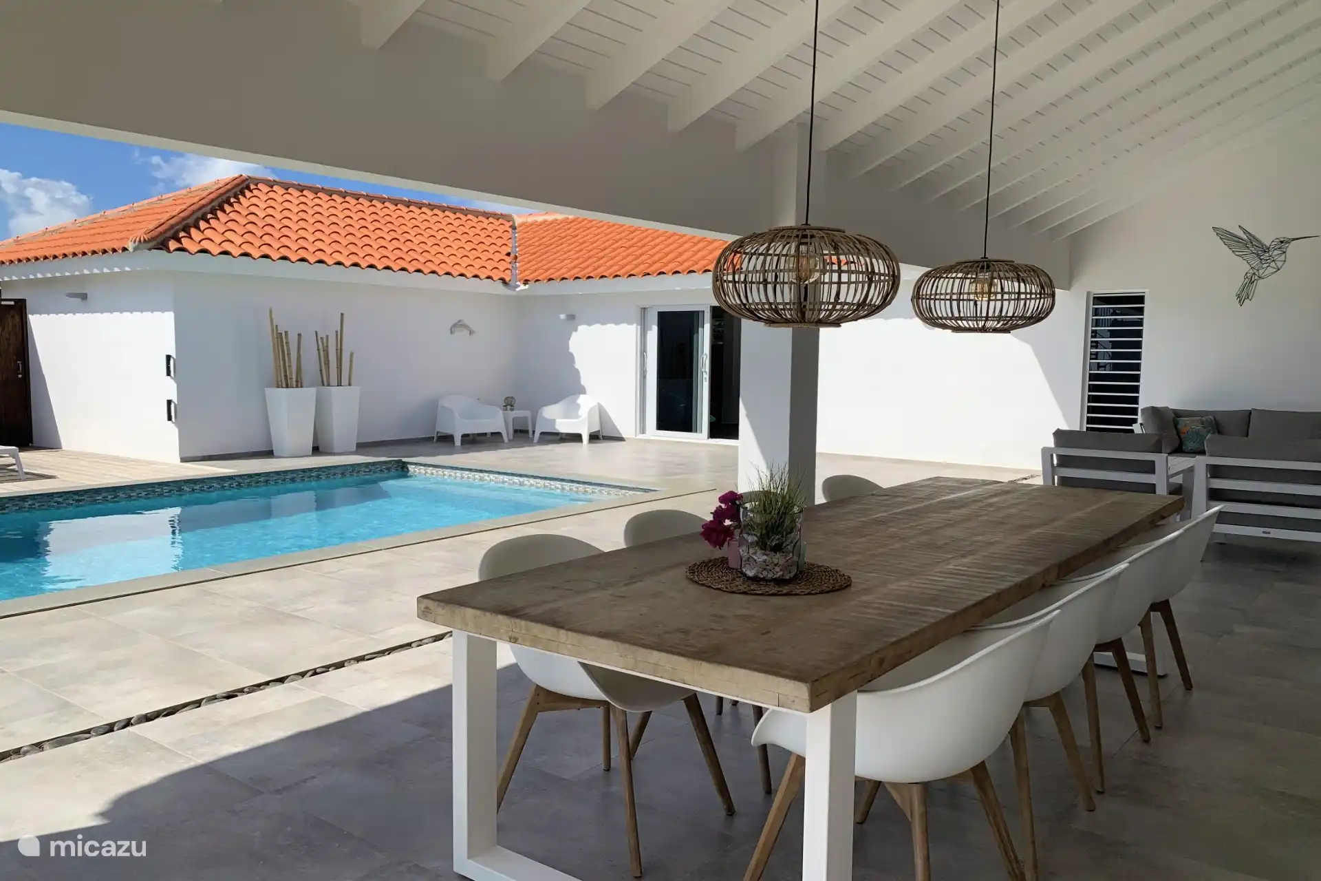 Esszimmer mit Lounge unter der Veranda mit Swimmingpool