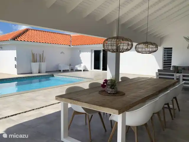 Villa Caribe Vista Royal en Curazao, Banda Arriba (este), Jan Thiel - villa Comedor con salón ubicado debajo del porche con piscina