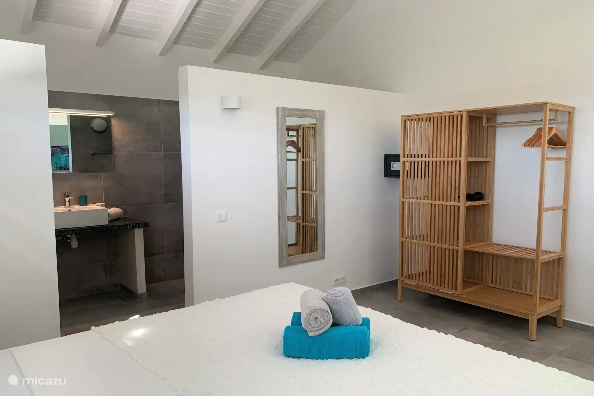 Schlafzimmer 4 mit Bad Apartment