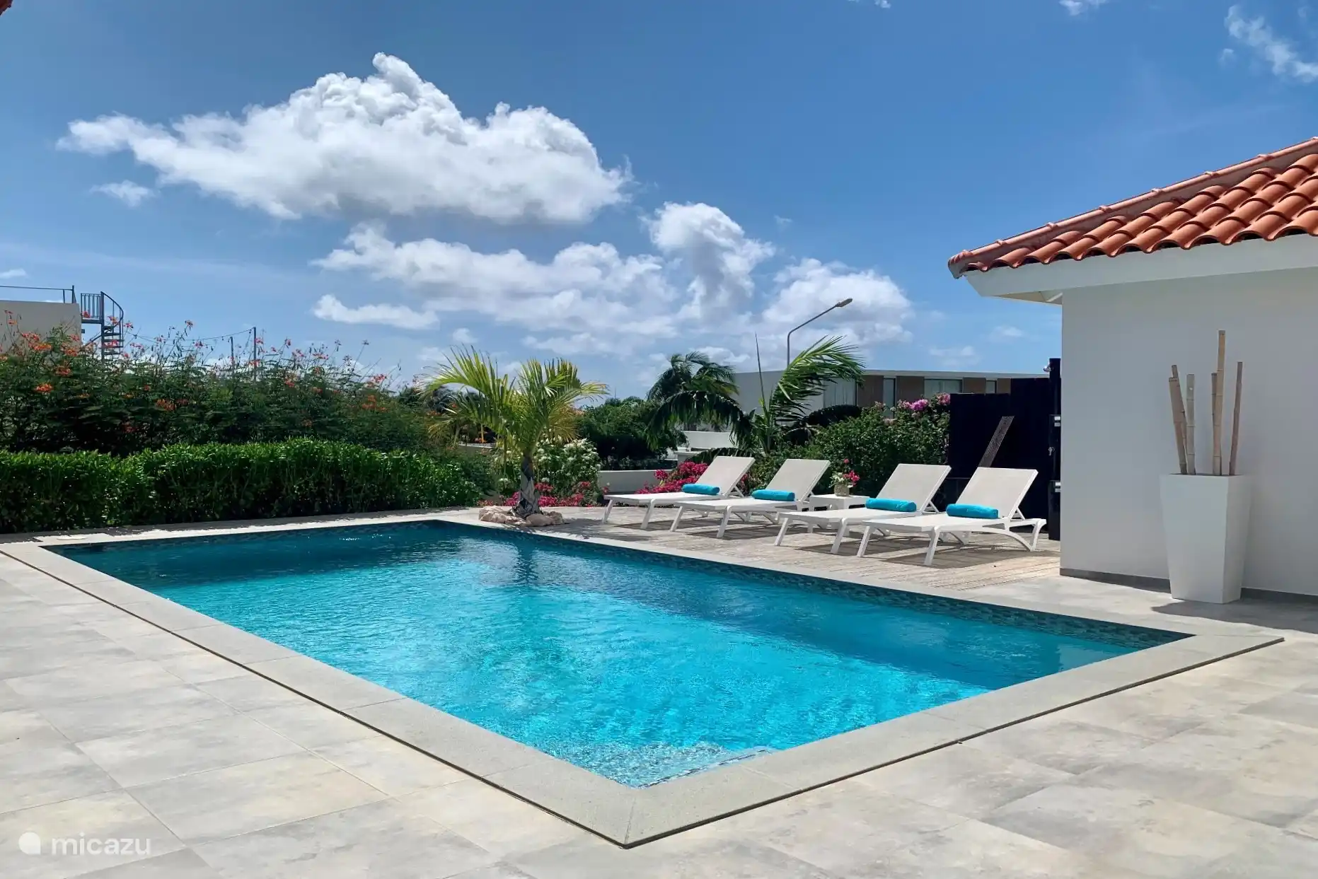 Swimmingpool mit Pooldeck