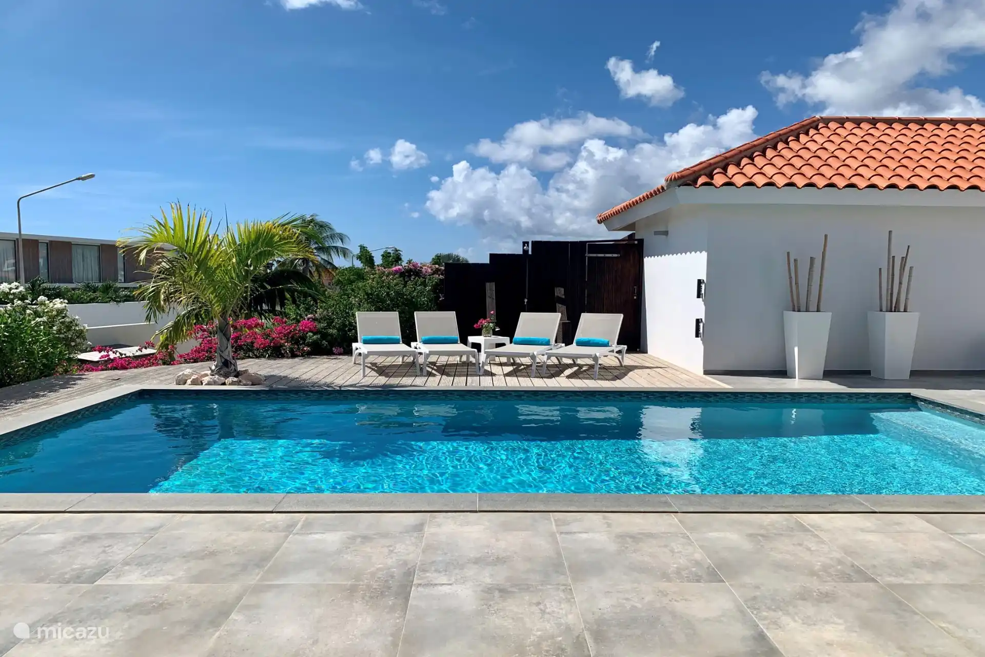 Privater Swimmingpool mit Pooldeck