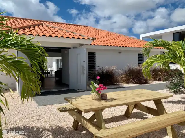 Villa Caribe Vista Royal en Curazao, Banda Arriba (este), Jan Thiel - villa Jardín delantero con entrada