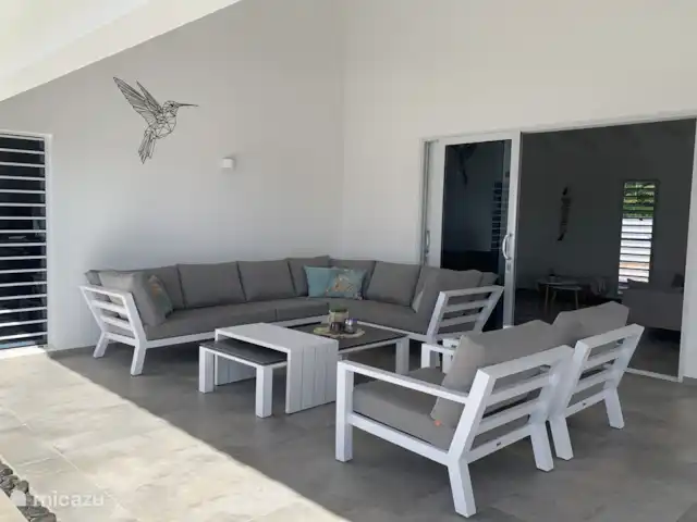 Villa Caribe Vista Royal en Curazao, Banda Arriba (este), Jan Thiel - villa Porche cubierto con juego de salón