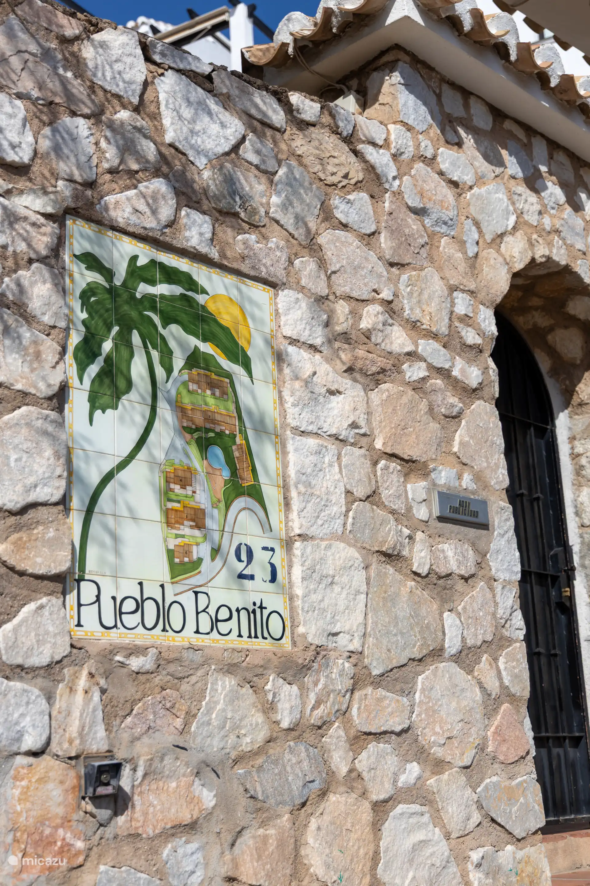 Der Komplex, in dem sich die Wohnung befindet, ist Pueblo Benito