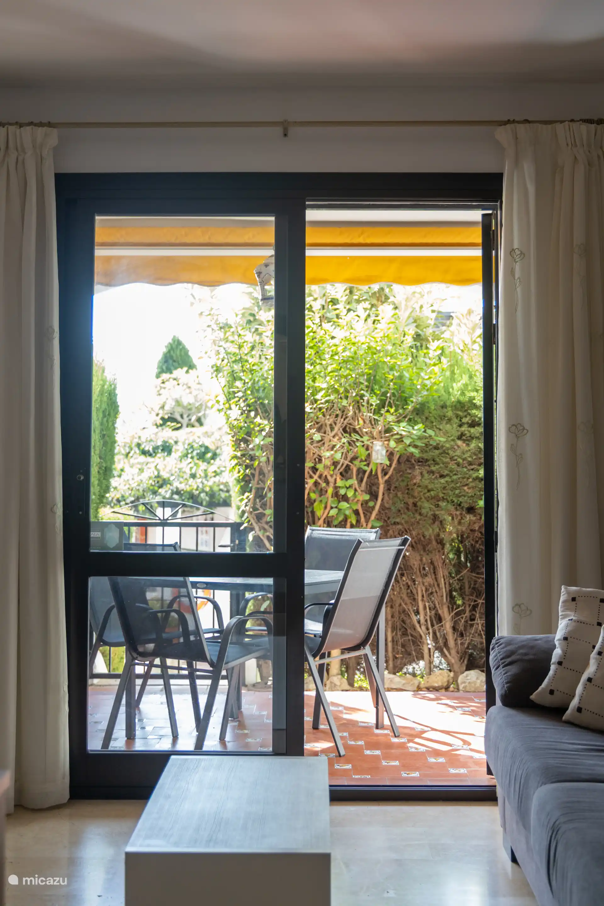 Blick vom Wohnzimmer auf die Terrasse