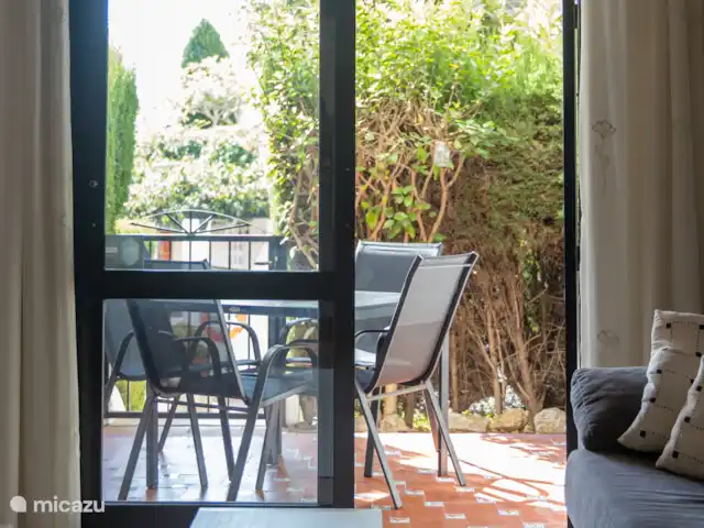apartamento en España, Costa del Sol, Benalmádena – Casa Benito con piscina privada Vista a la terraza desde la sala de estar