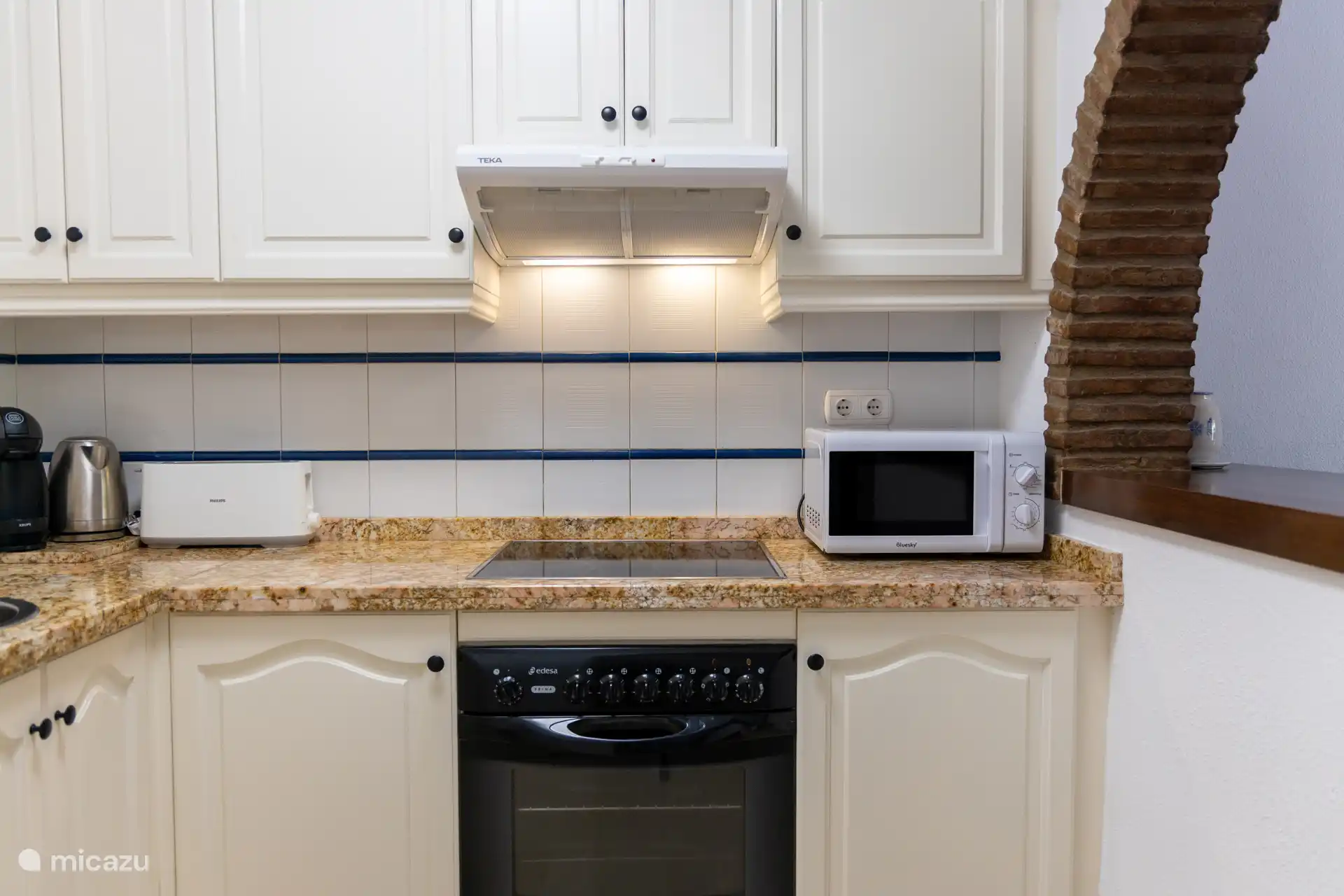 Voll ausgestattete Küche