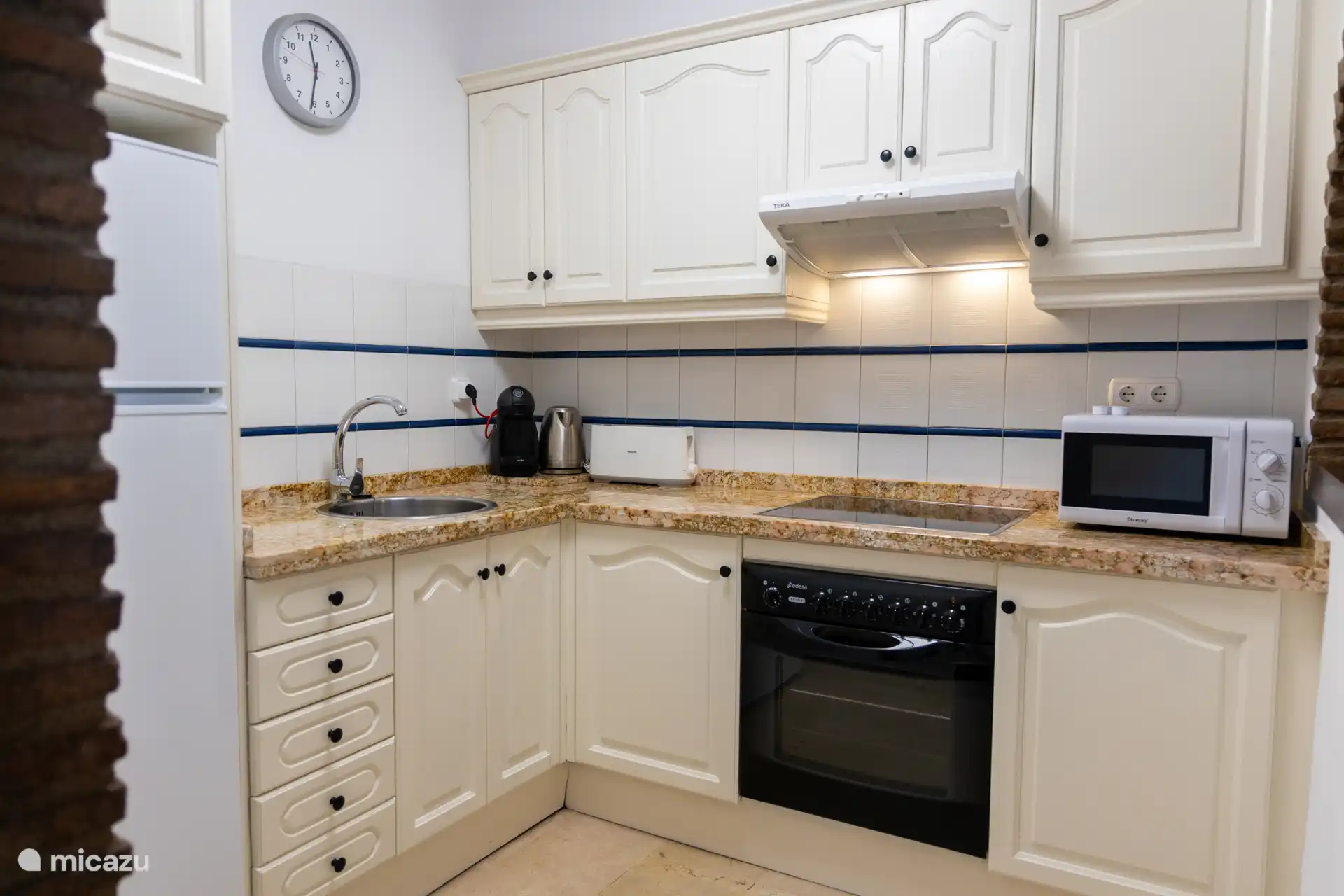 In der Küche befindet sich eine Dolce Gusto-Kaffeemaschine