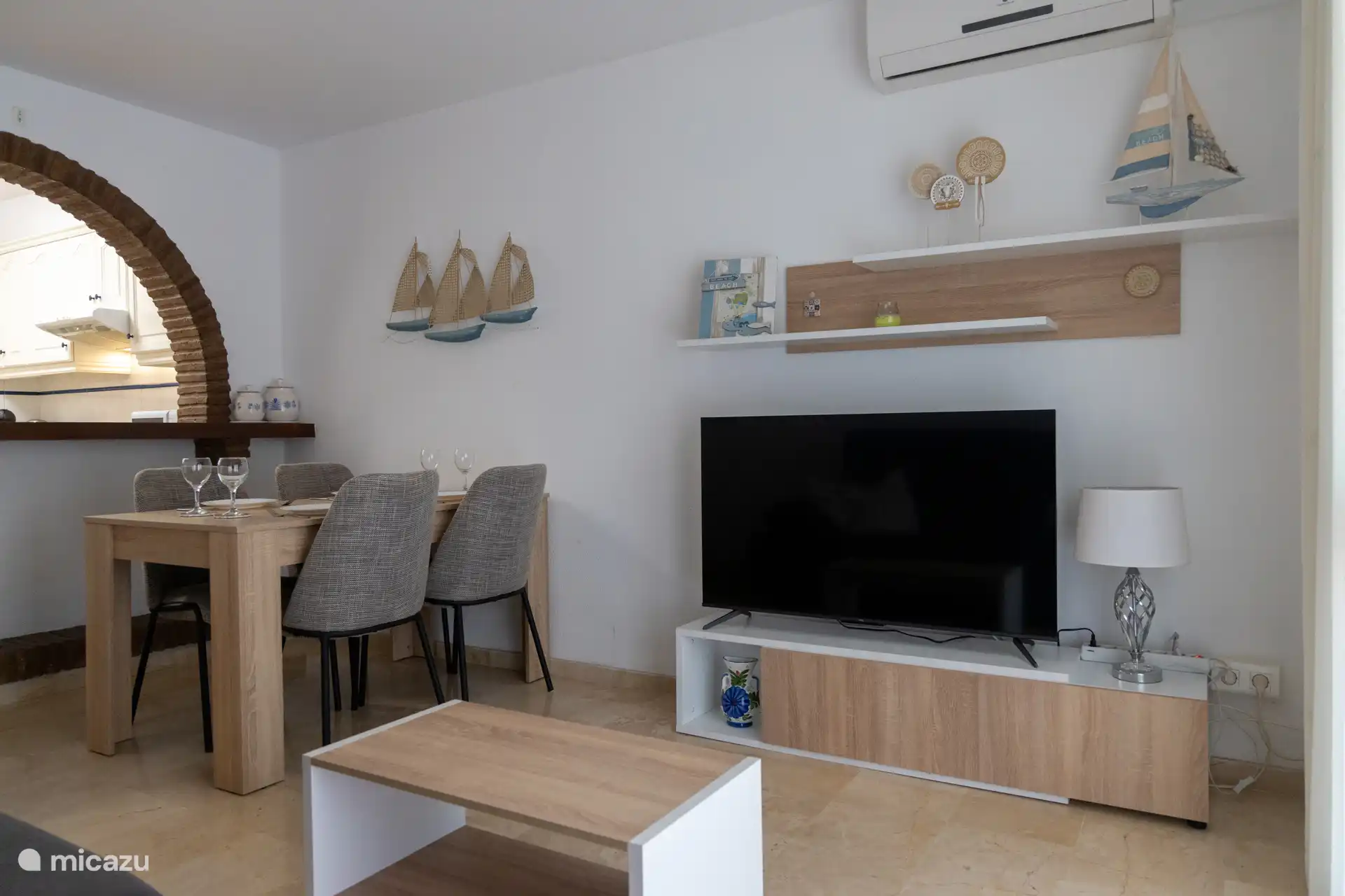 Das gemütlich eingerichtete Wohnzimmer 