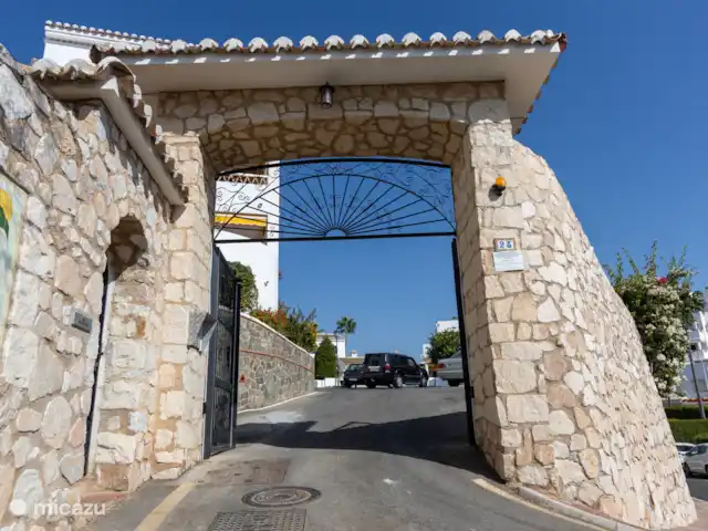 apartamento en España, Costa del Sol, Benalmádena – Casa Benito con piscina privada La puerta del estacionamiento