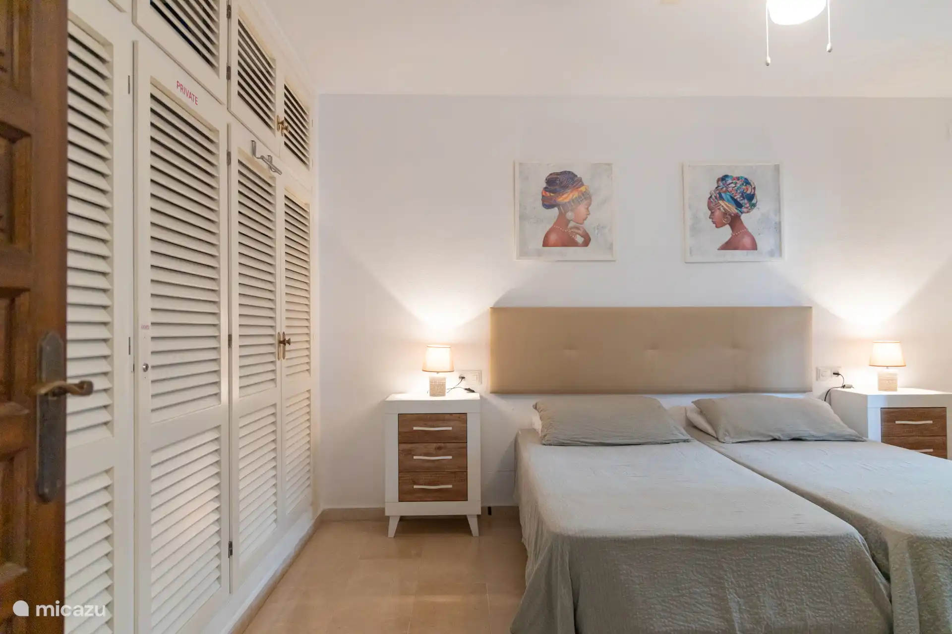 Großer und geräumiger Kleiderschrank im Schlafzimmer