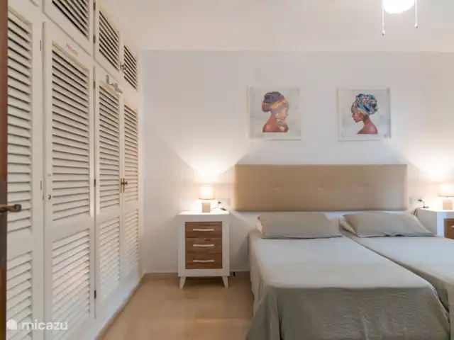 apartamento en España, Costa del Sol, Benalmádena – Casa Benito con piscina privada Armario de almacenamiento grande y espacioso en el dormitorio