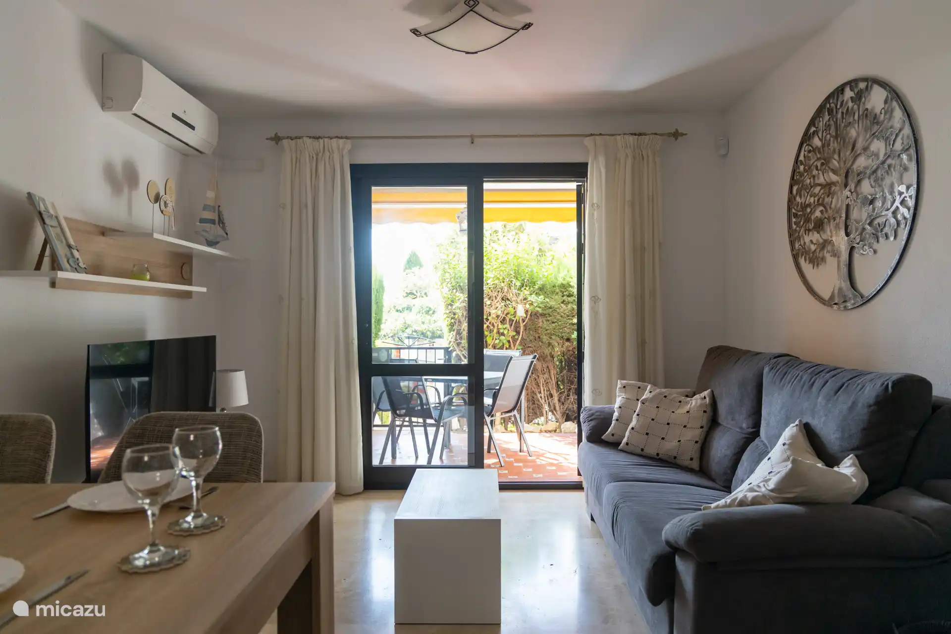 Wohnzimmer mit TV und Schlafsofa für 2 Personen