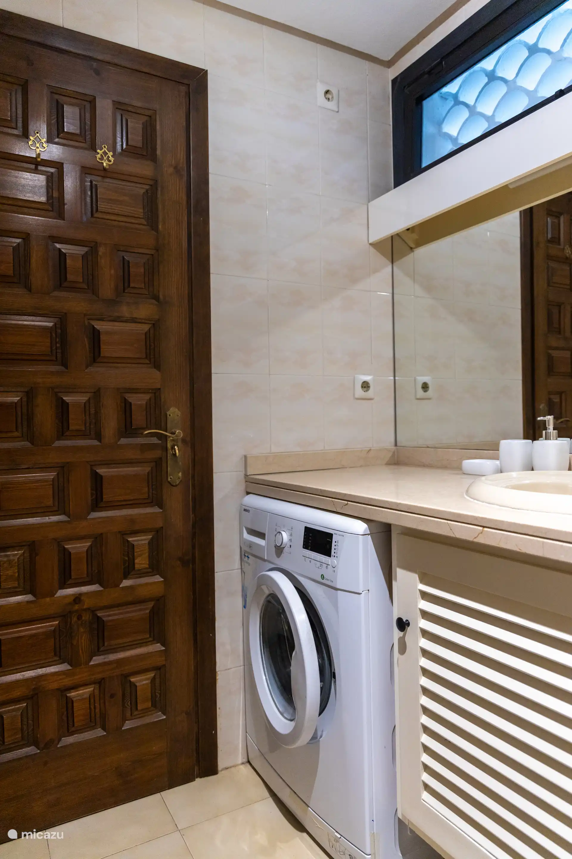 Waschmaschine im Badezimmer verfügbar