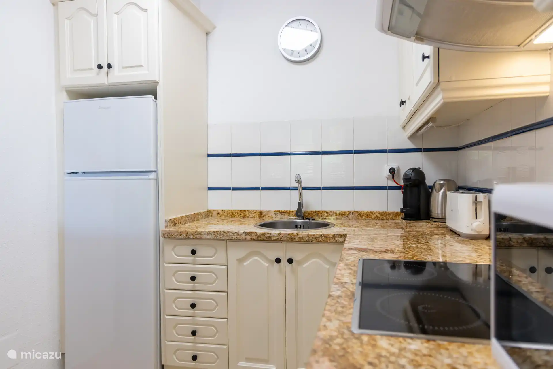 Küche mit Kühlschrank und Gefrierfach