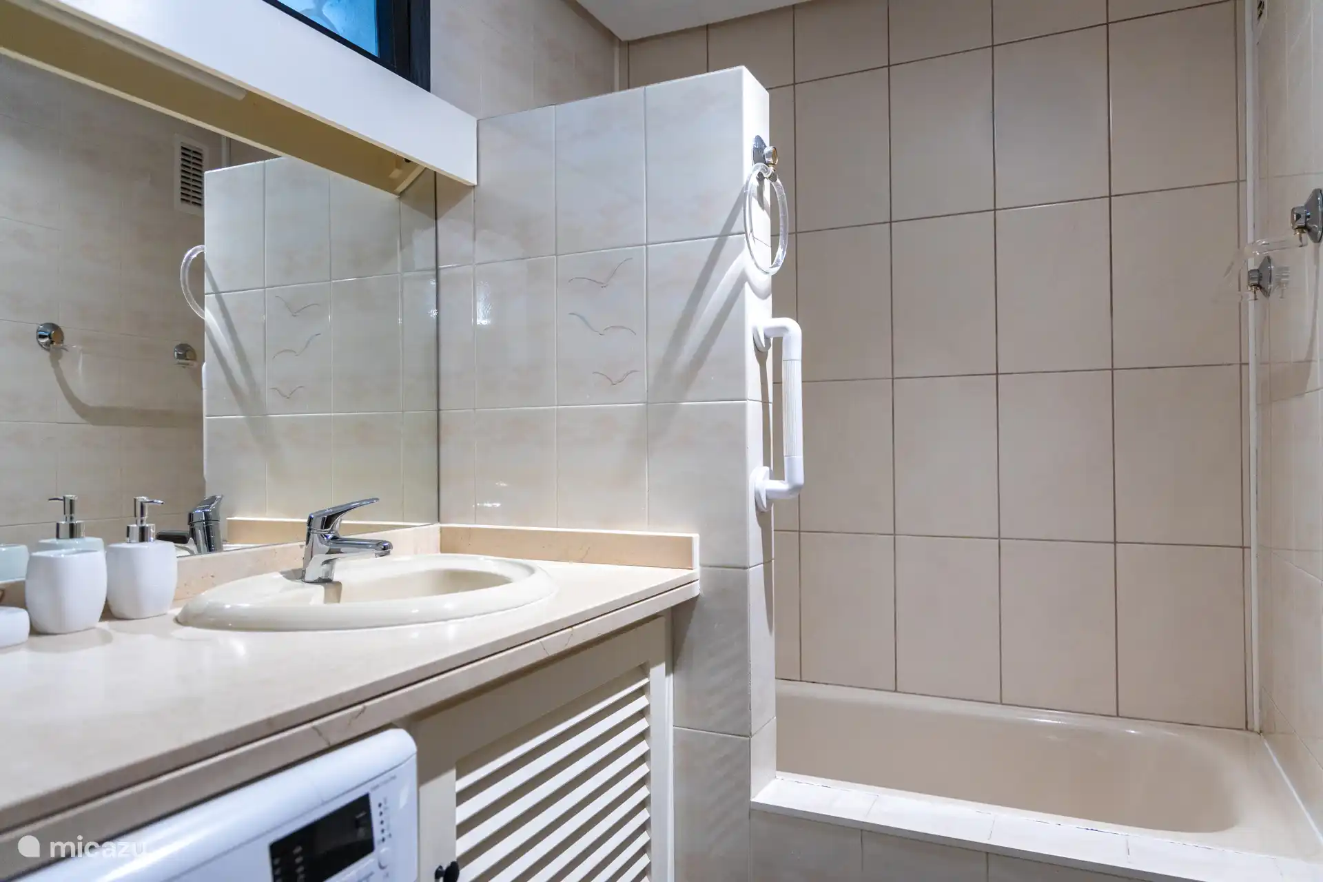 Geräumiges Badezimmer mit Badewanne und Dusche