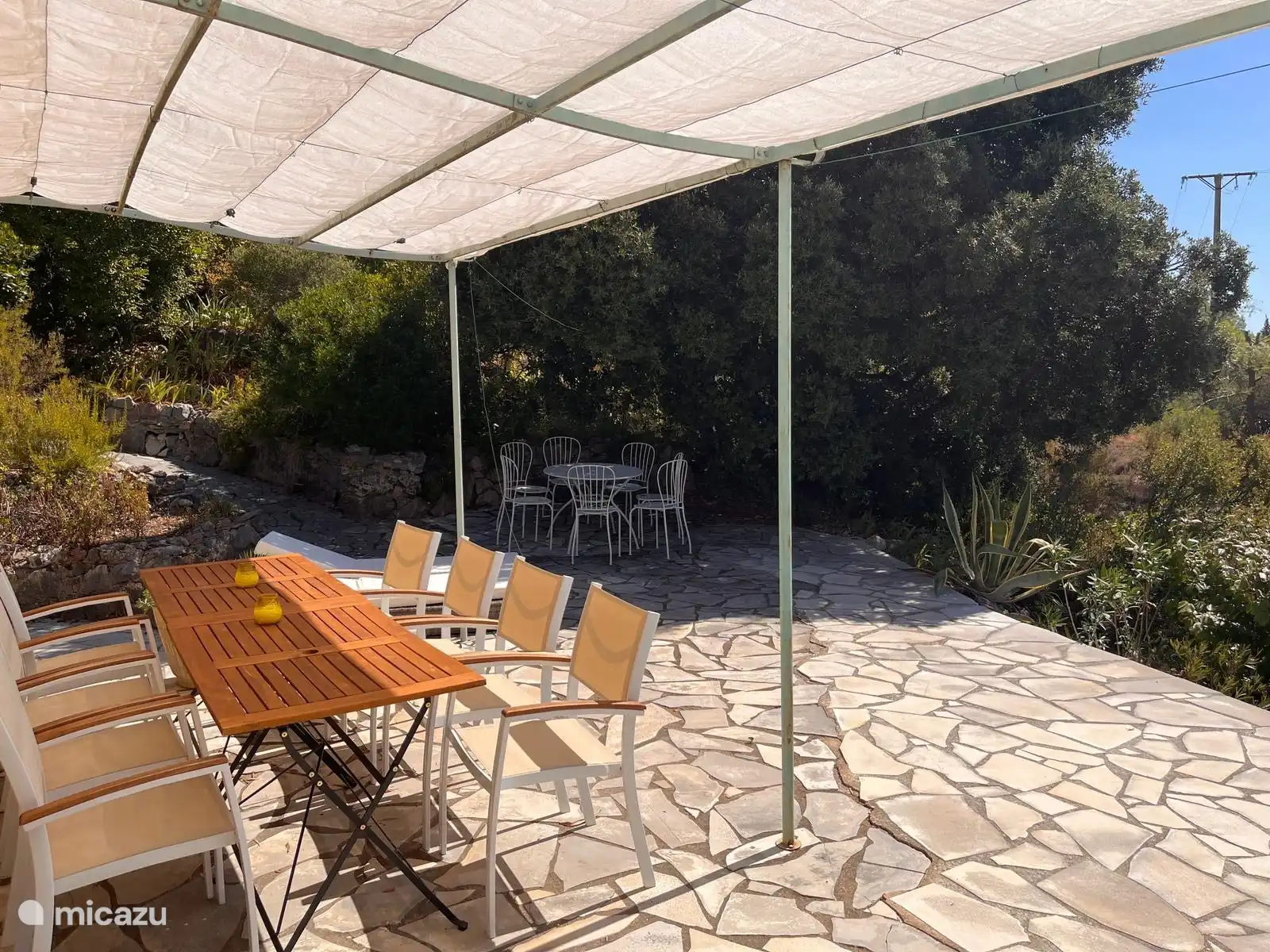 Terrasse an der Seite des Hauses mit zusätzlichen Sitzgelegenheiten und Sonnenliegen