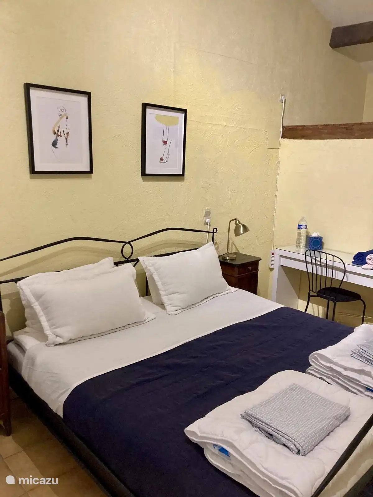 Schlafzimmer, das durch eine separate Haustür erreichbar ist. Dieses Schlafzimmer verfügt über ein eigenes Badezimmer mit WC