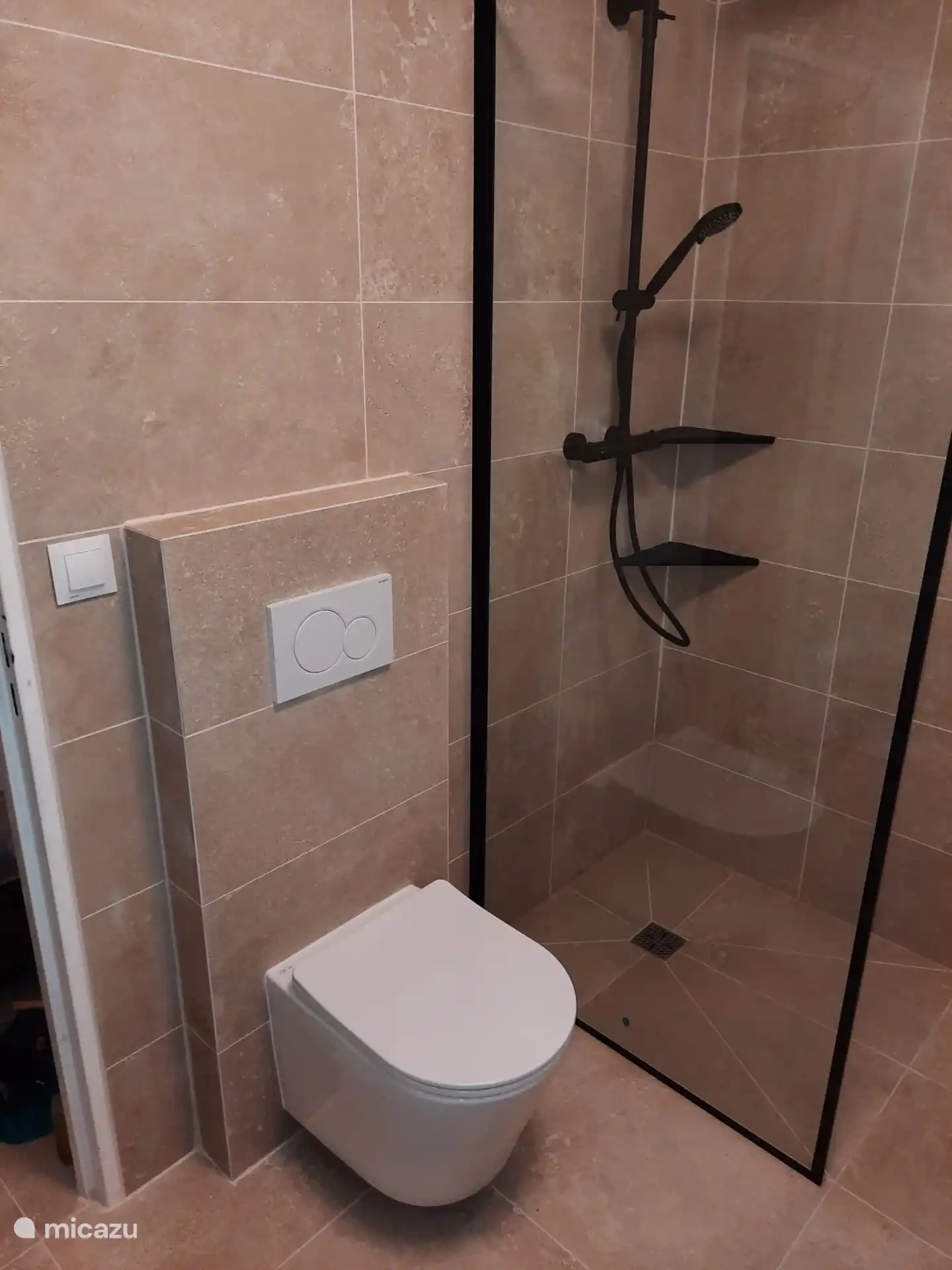 2e nieuwe badkamer met douche en wc