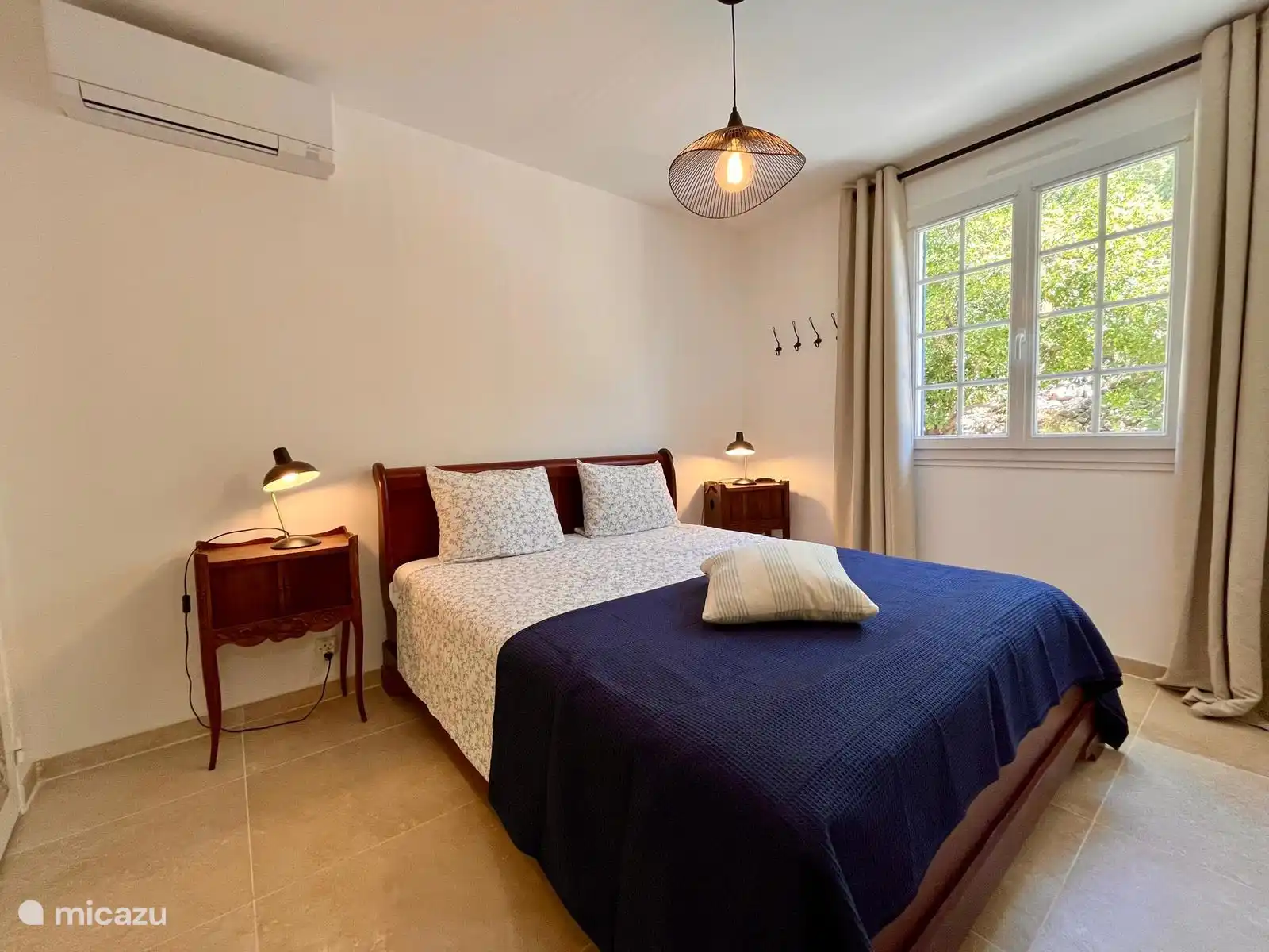 Schlafzimmer mit eigenem Bad und Klimaanlage