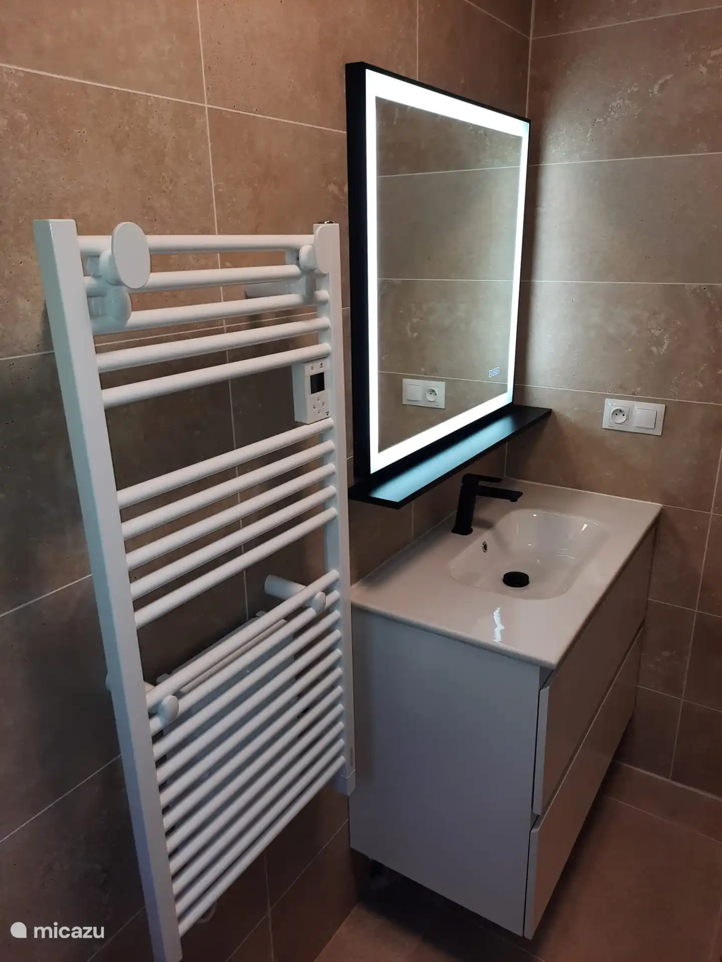 2e nieuwe badkamer met douche en wc